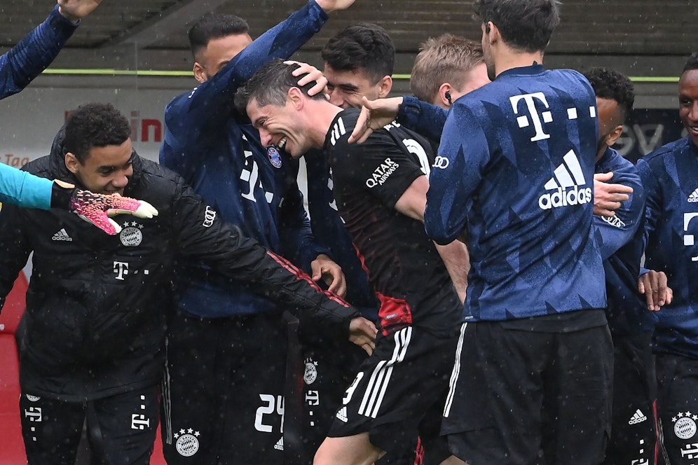 Robert Lewandowski wird von den Bayern-Kollegen für seinen Rekord gefeiert.