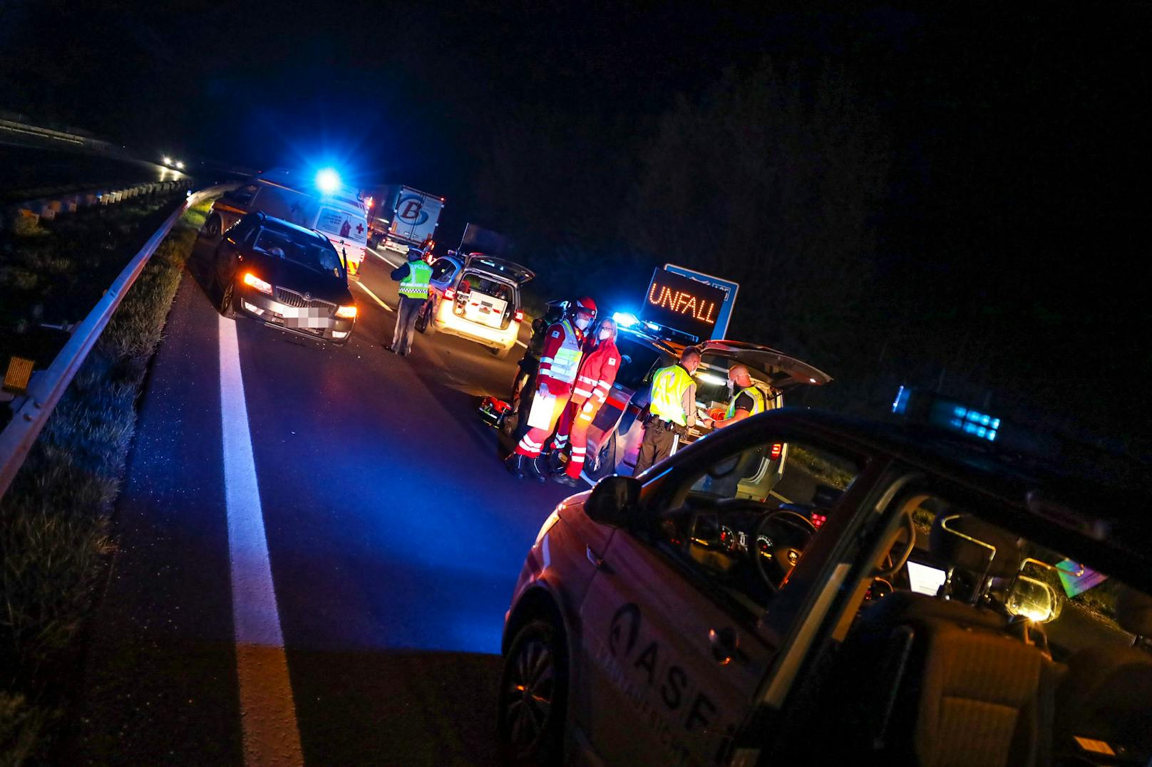 Eine Geisterfahrt auf der Innkreisautobahn endete in der Nacht auf Samstag bei Krenglbach (Bezirk Wels-Land) mit einem schweren Crash und fünf Verletzten.