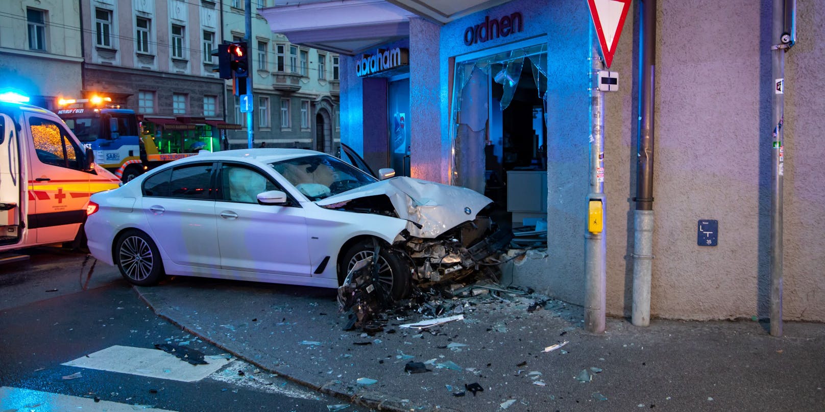 Der BMW-Lenker wurde in ein Krankenhaus gebracht.