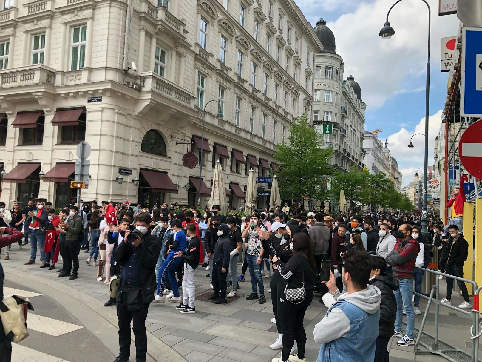 Die Stimmung bei er Gegen-Demo war aufgeheizt