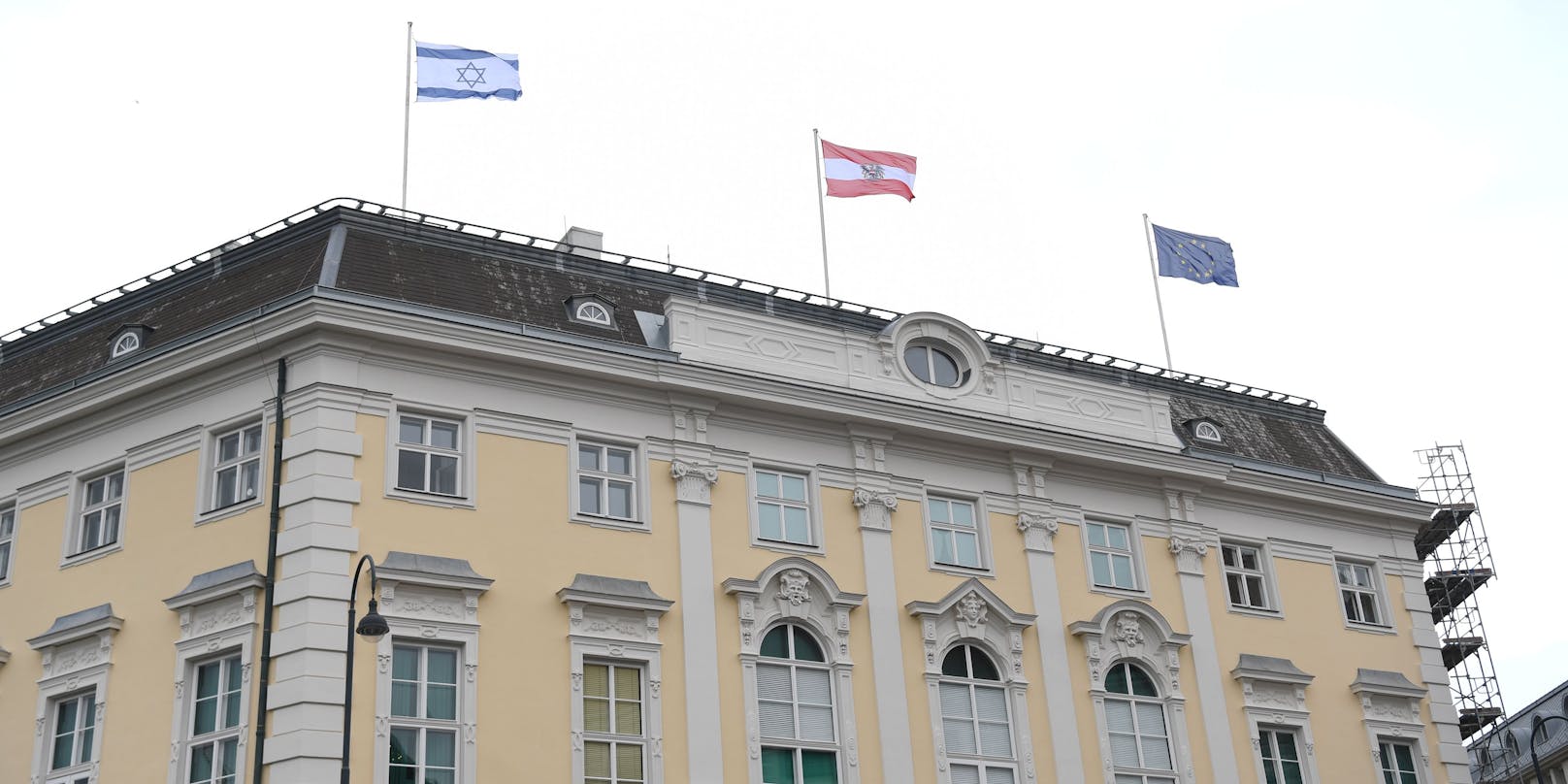 Die israelische Fahne wehr über dem Außenamt am Minoritenplatz
