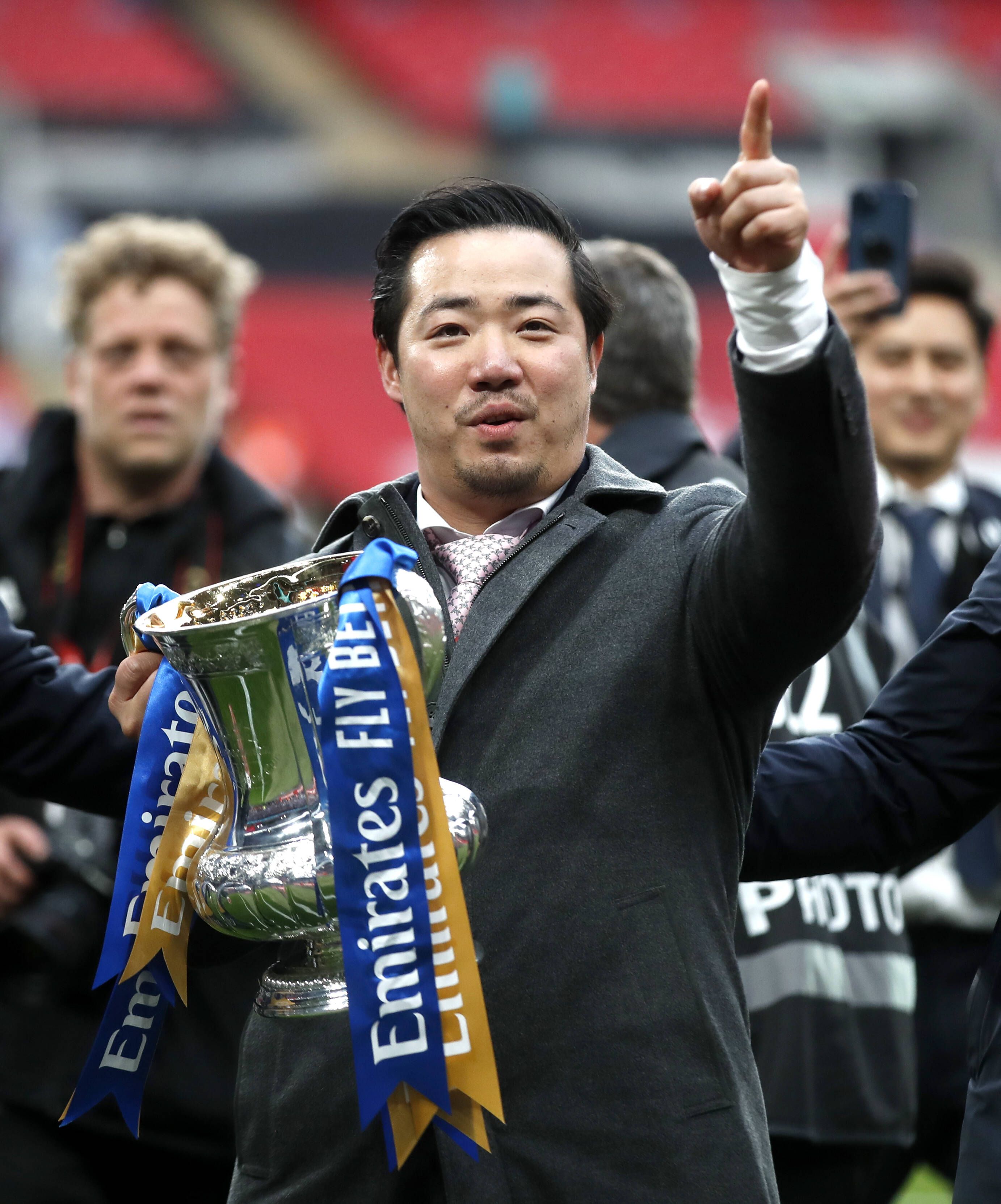 Leicester-Besitzer Khun Aiyawatt Srivaddhanaprabha mit dem Pokal.