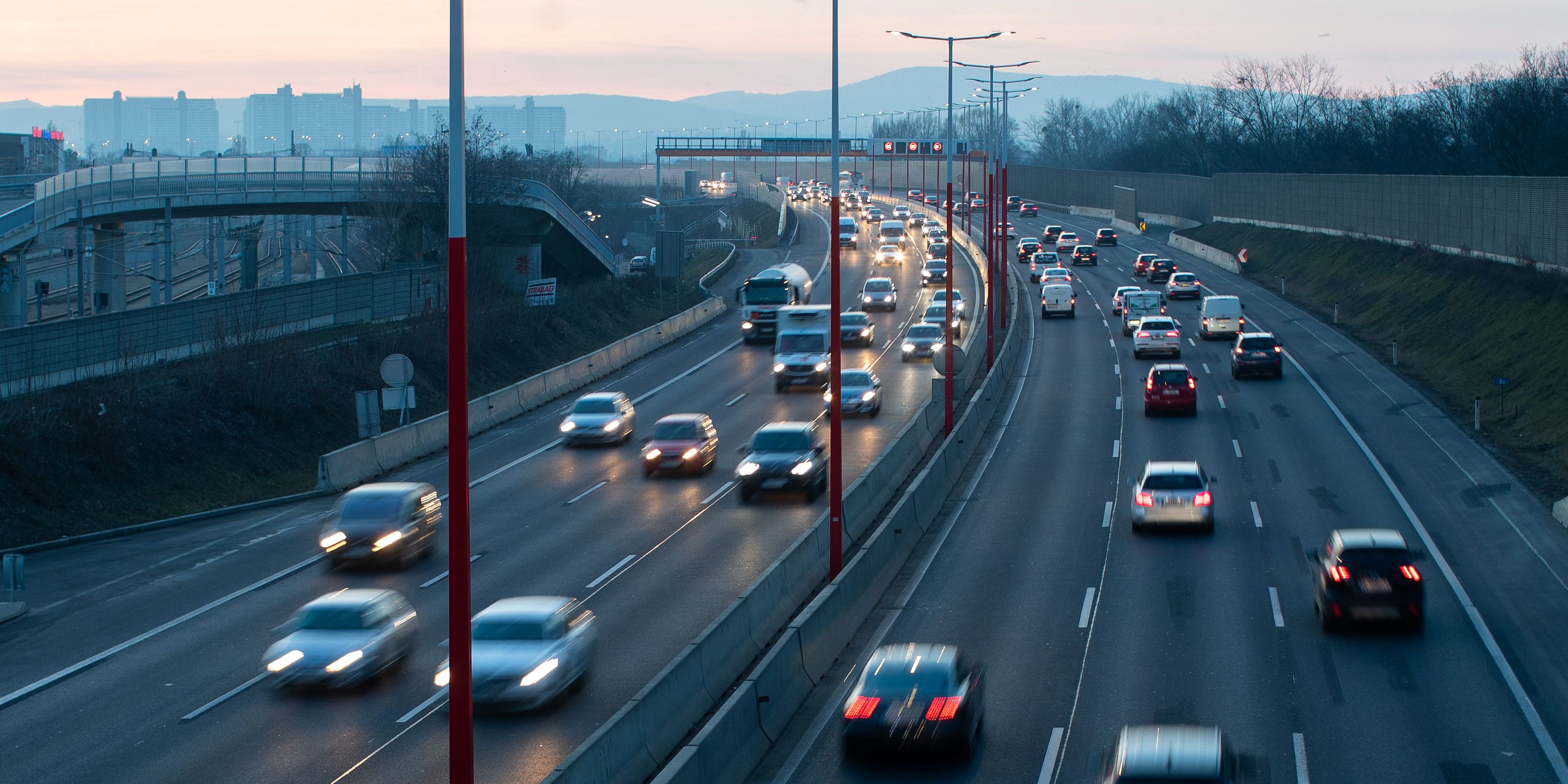 Blick auf den Verkehr auf der Südosttangente, A23, in Wien