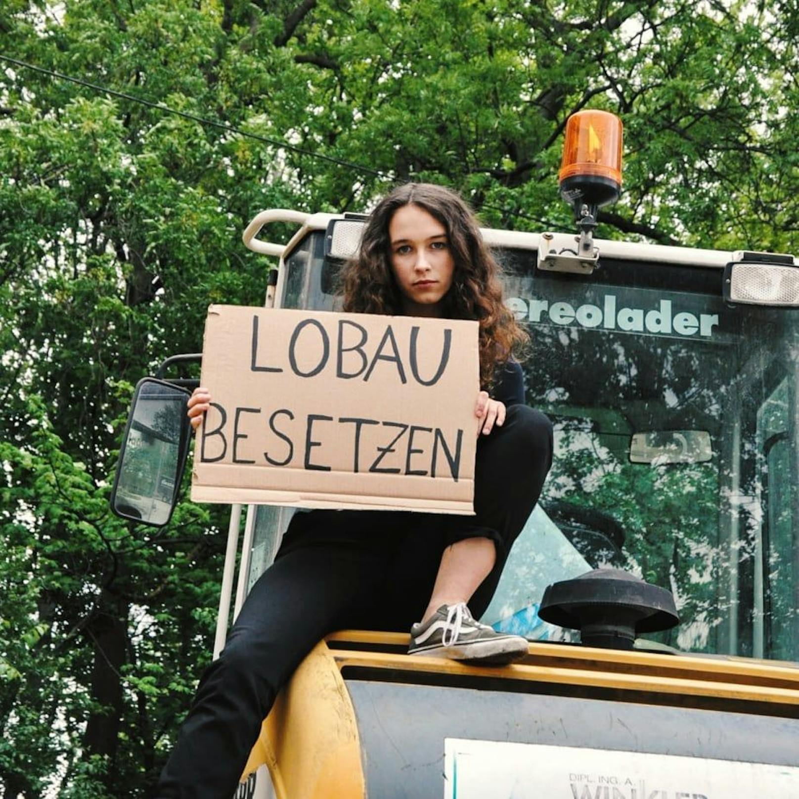 Die Sprecherin des Jugendrats Lena Schilling (20) nimmt sich im Kampf gegen den Lobautunnel Anleihen an der Besetzung Hainburgs und will persönlich Bagger stoppen.