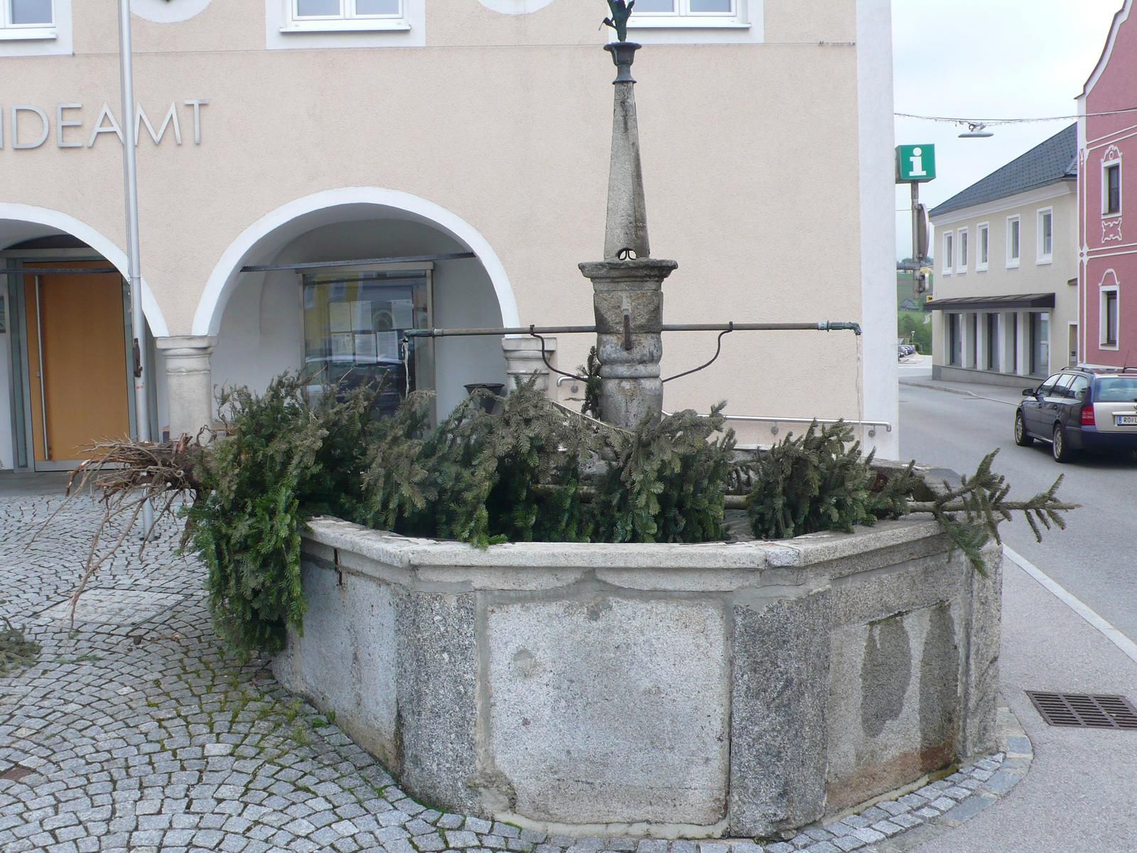 Unbekannte rissen die Nordmantanne aus der Verankerung, transportierten sie bis ins zehn Kilometer entfernte Hofkirchen.