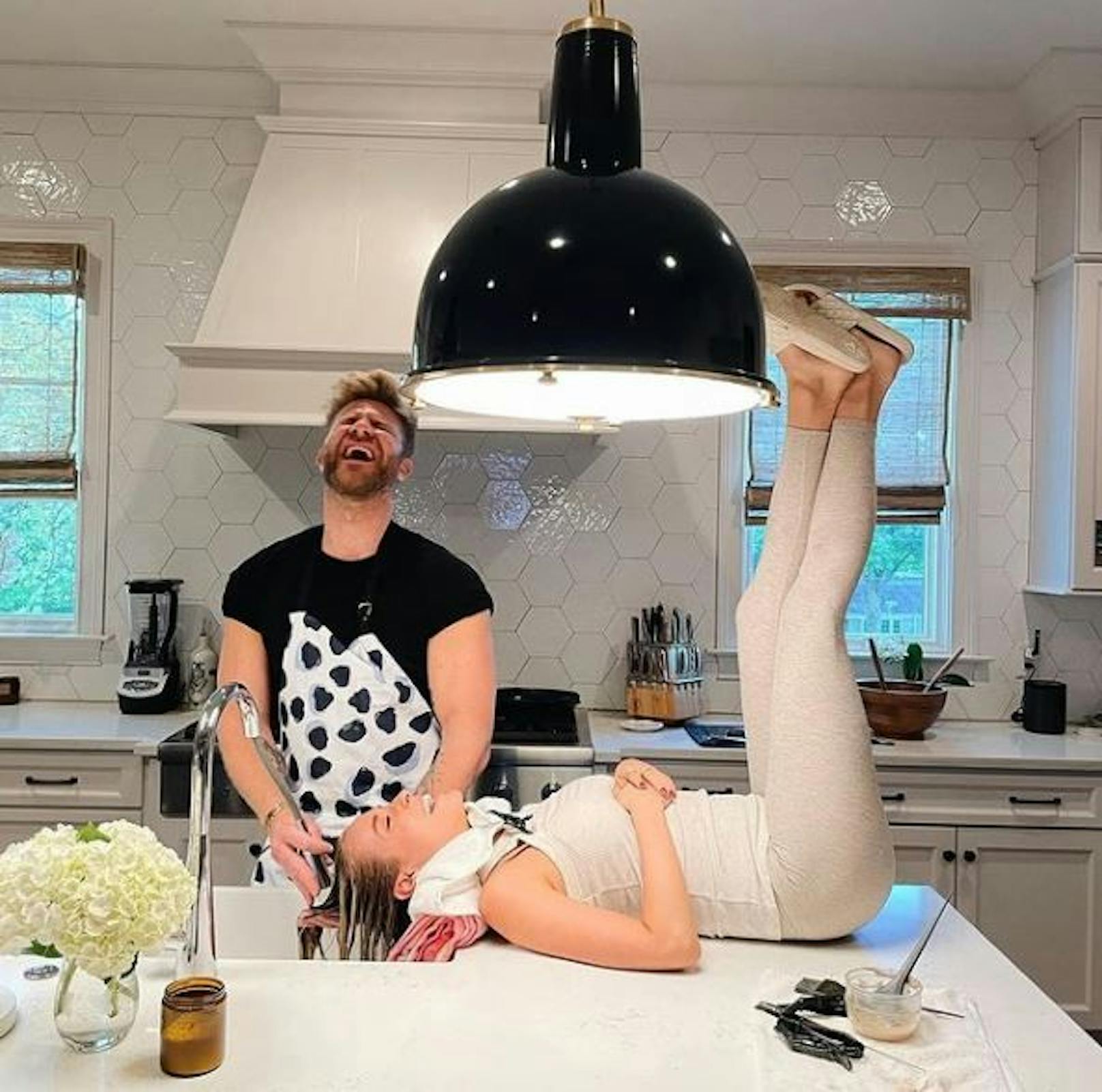 Reality-TV-Star Kristin Cavallari funktionierte ihre Küche zum Friseursalon um und ließ Justin Anderson, Haarbändiger der US-Star, kommen.