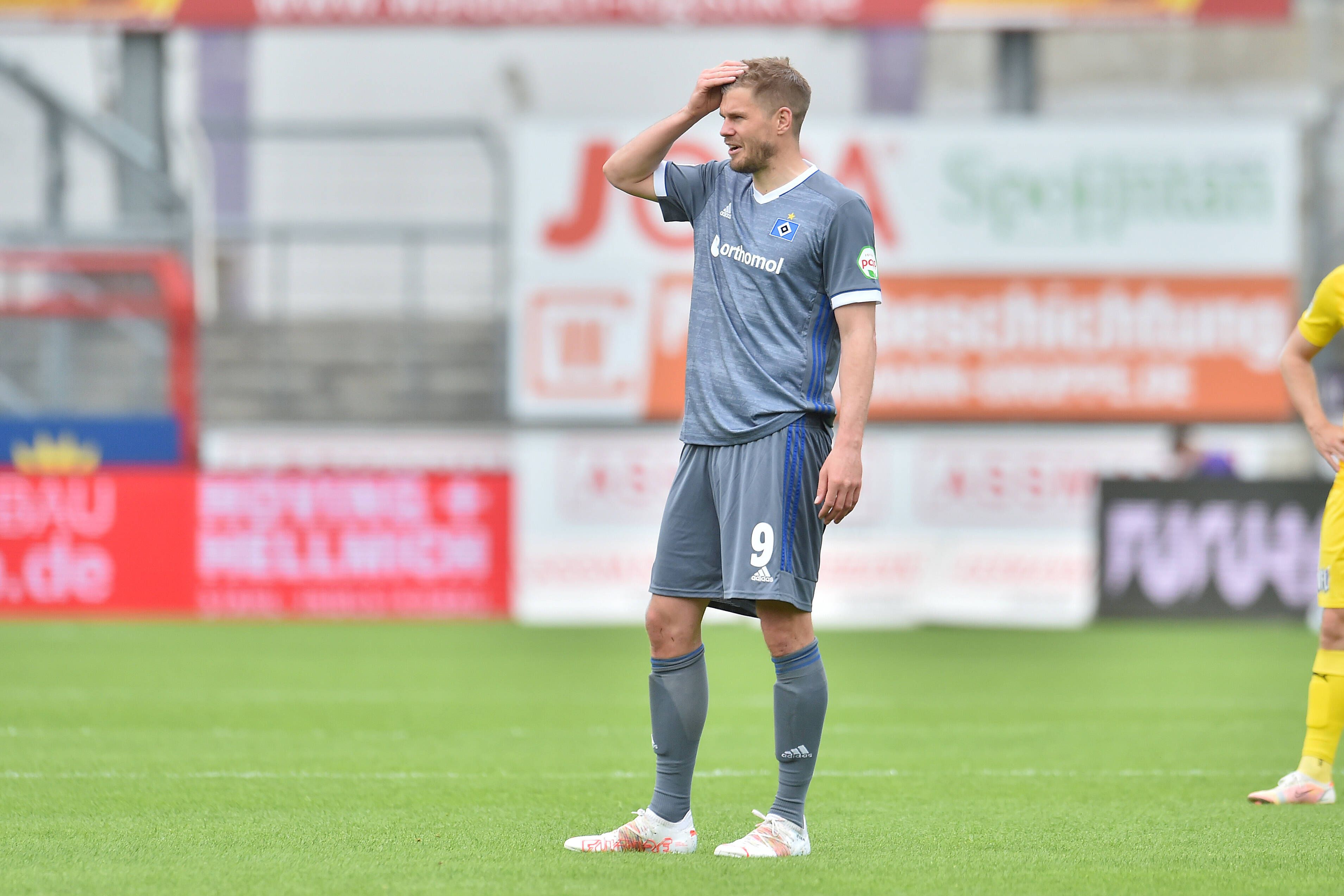 HSV-Stürmer Simon Terodde ist fassungslos.