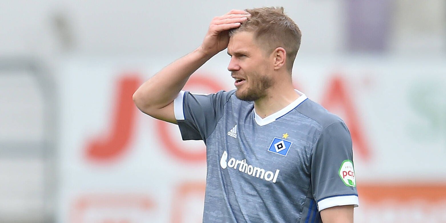 HSV-Stürmer Simon Terodde ist fassungslos.