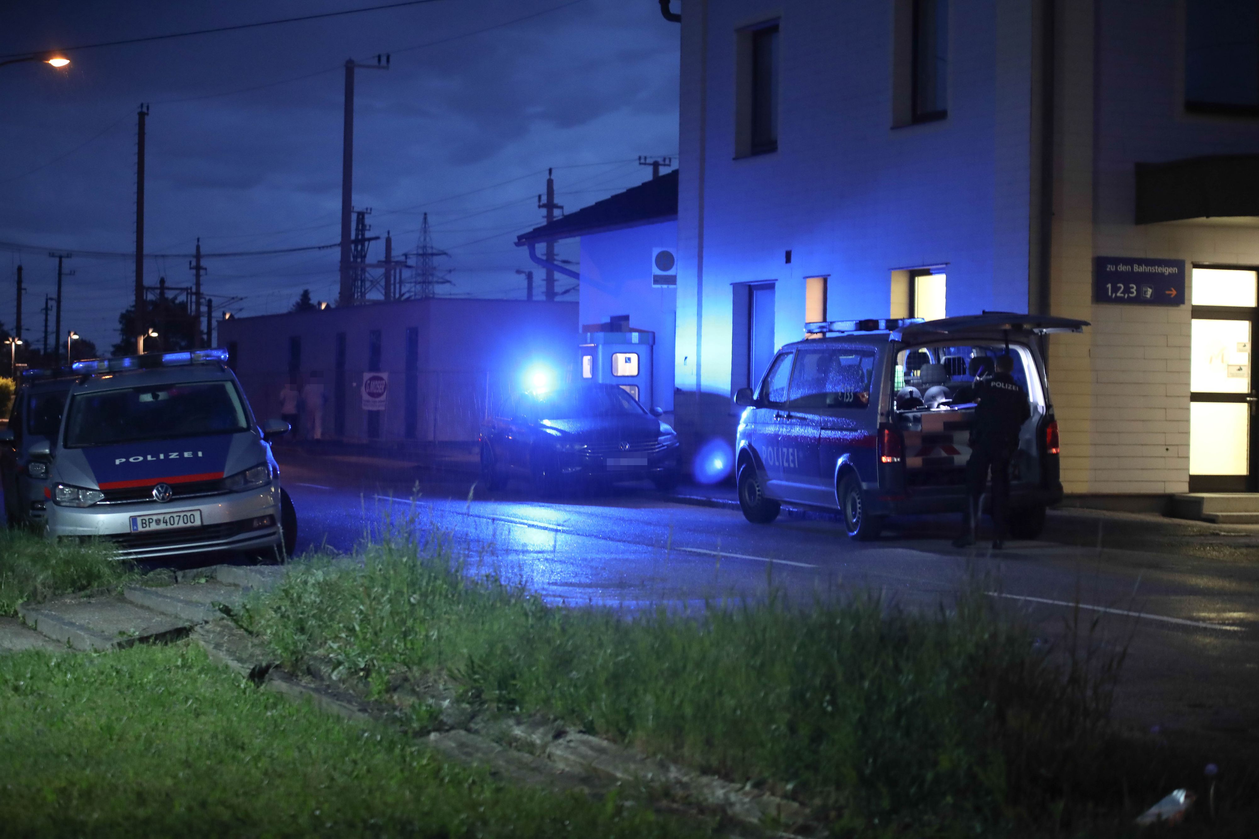 Der 18-Jährige zielte laut Polizei mit einer Schreckschuss-Pistole auf ein Mädchen (12). 