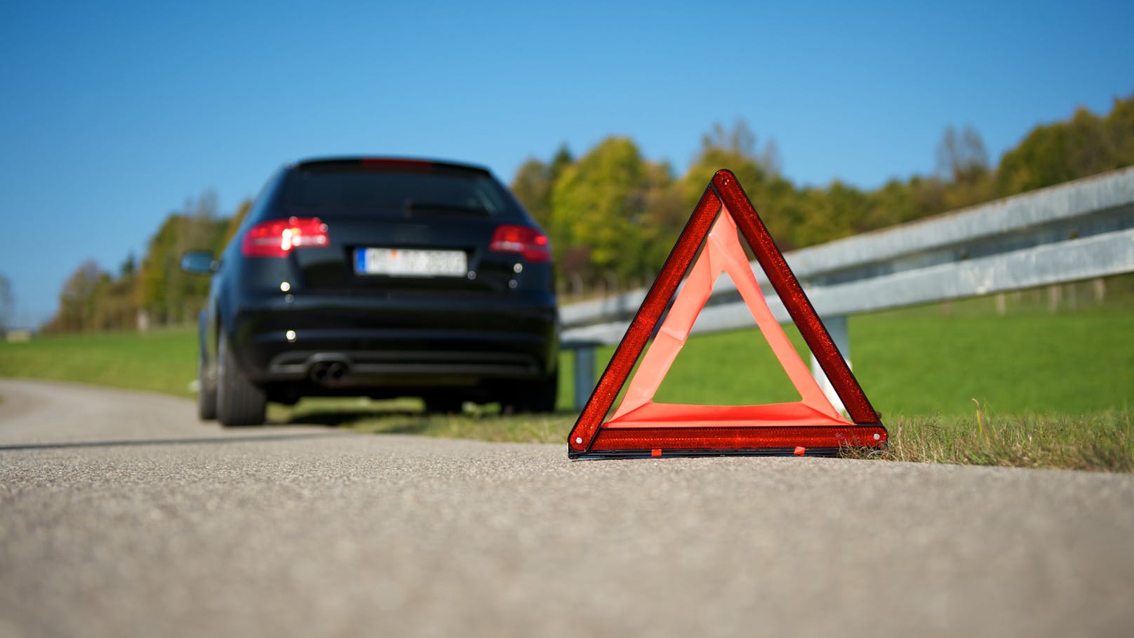 Über 50 Prozent der Autofahrer auf Salzburgs Straßen wissen nicht, wo das Warndreieck oder Verbandszeug verstaut ist.