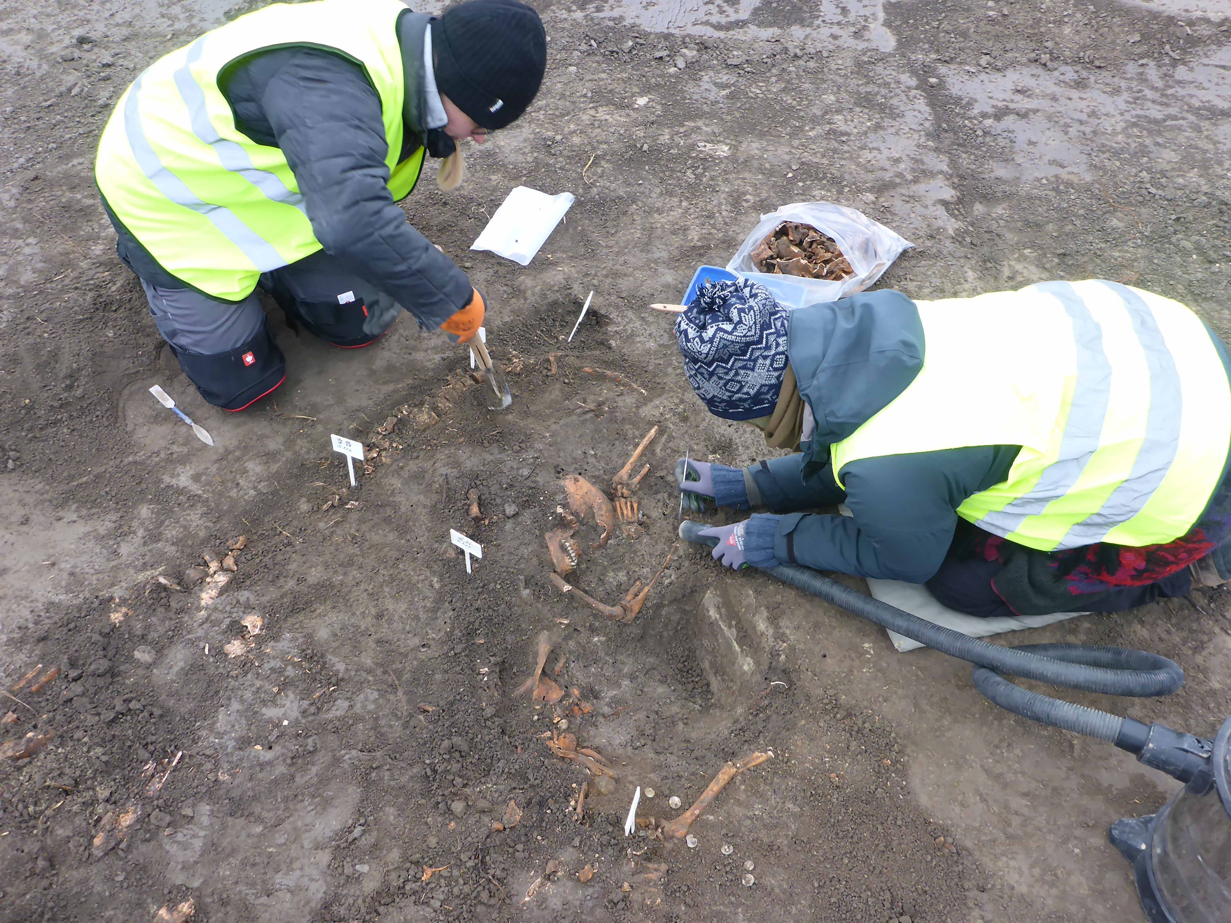 In den Gräbern entdeckten die Archäologen Knochen, Schmuck und Uniformreste.