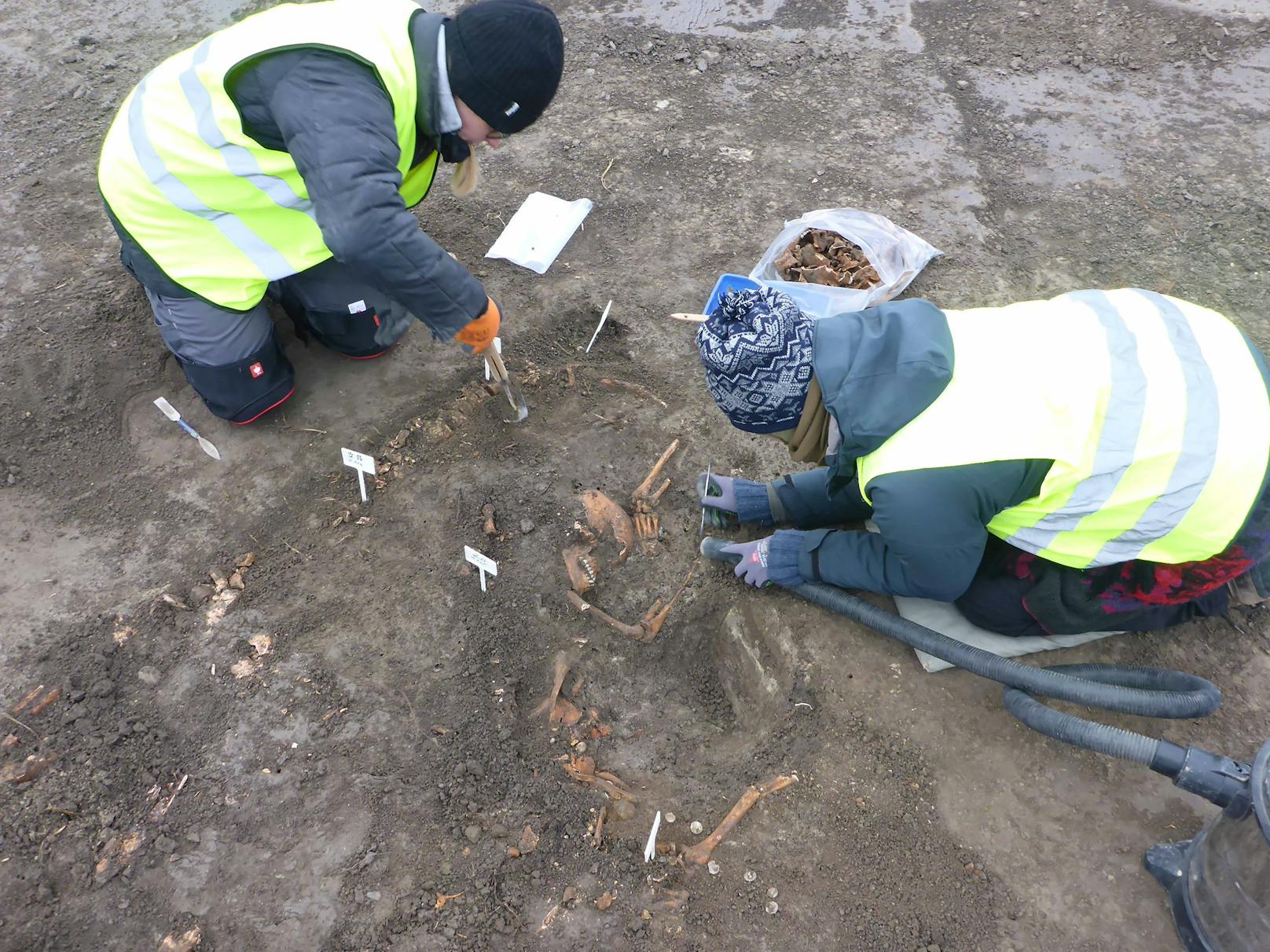 In den Gräbern entdeckten die Archäologen Knochen, Schmuck und Uniformreste.