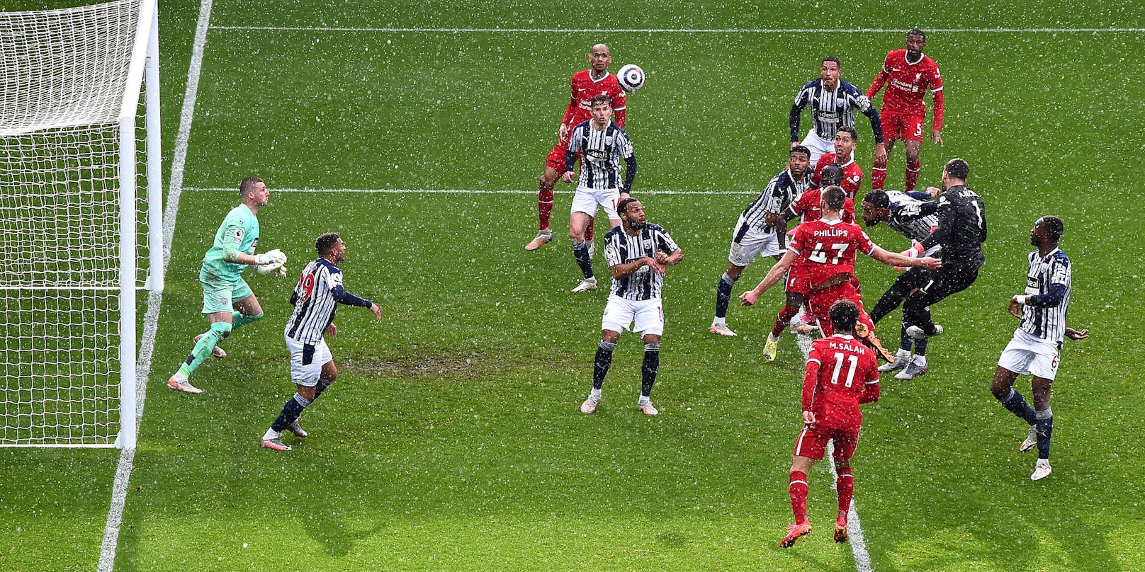 Liverpool-Tormann Alisson (rechts im Bild) steioigt hoch und köpfelt zum 2:1 ein.