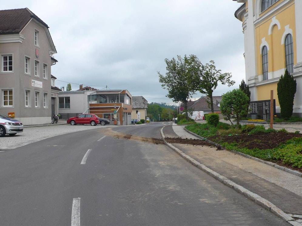 Unbekannte rissen die Nordmantanne aus der Verankerung, transportierten sie bis ins zehn Kilometer entfernte Hofkirchen.