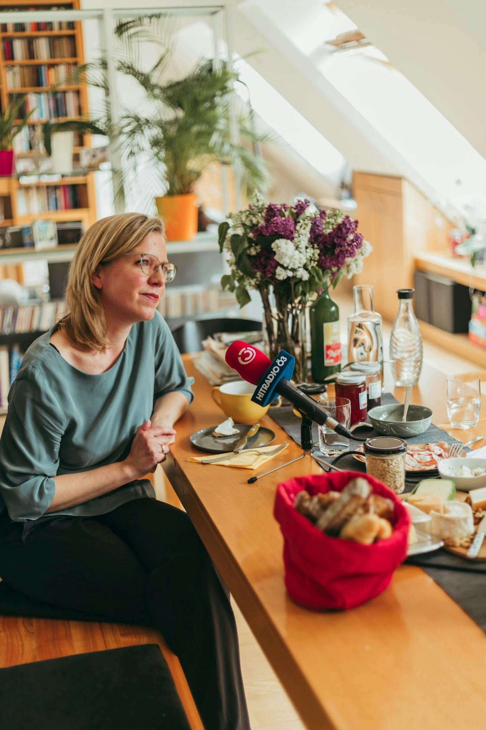 Beim Ö3-"Frühstück" mit Claudia Stöckl gewährte Umweltministerin Leonore Gewessler private Einblicke.