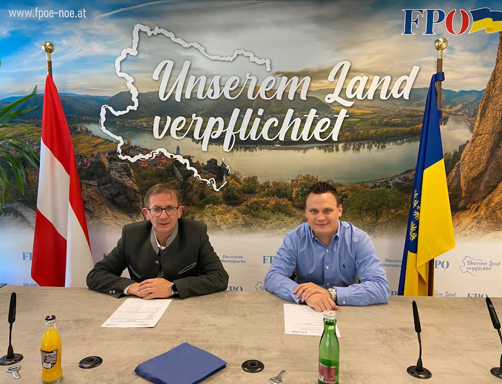 Dieter Dorner (l.) und Andreas Bors setzen sich für Donaubrücke ein.