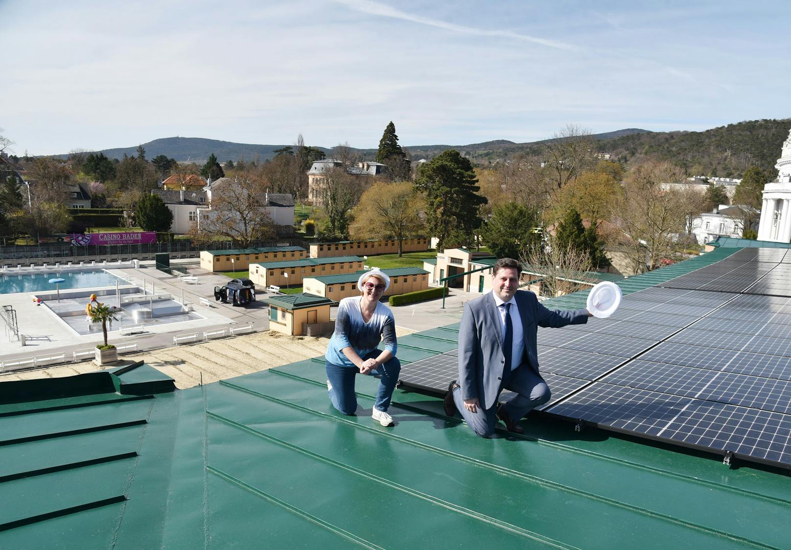 Bürgermeister Stefan Szirucsek und Vizebürgermeisterin Helga Krismer am Dach des Hauptgebäudes, welches nun mit einer neuen Photovoltaik-Anlage für einen klimafreundlichen und ökologisch optimierten Betrieb sorgt.