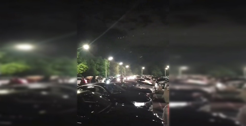 Die Autofans feierten das Ende der Ausgangssperre mit einem Hupkonzert und Burnouts am Kahlenberg (Wien-Döbling).