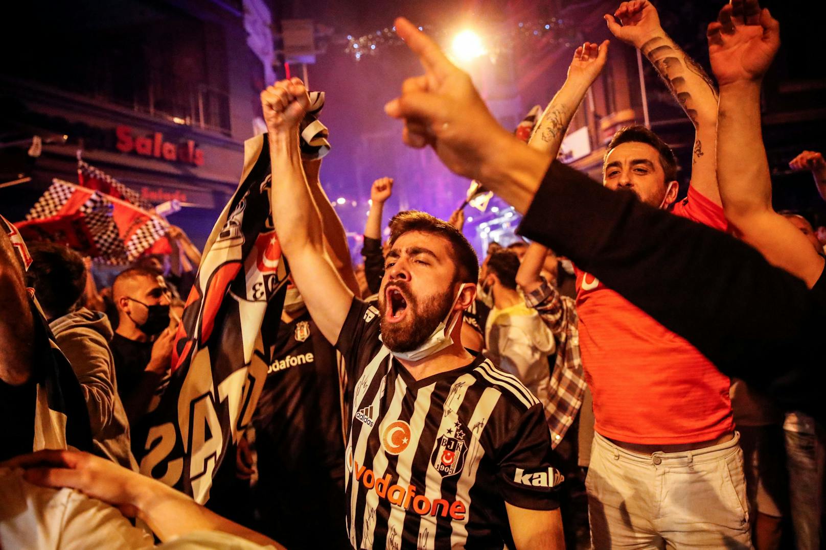 Besiktas-Fans feiern den Meistertitel in Istanbul