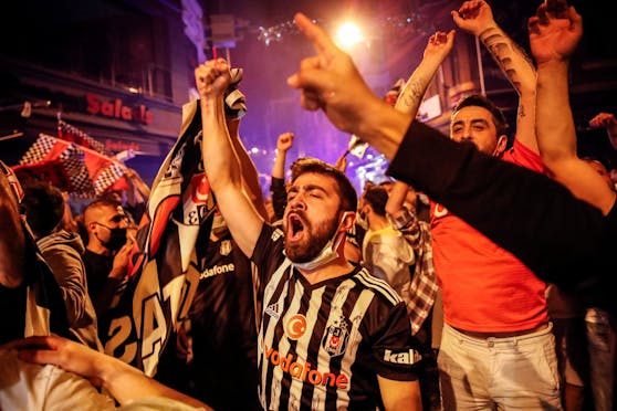 Besiktas-Fans feiern den Meistertitel in Istanbul