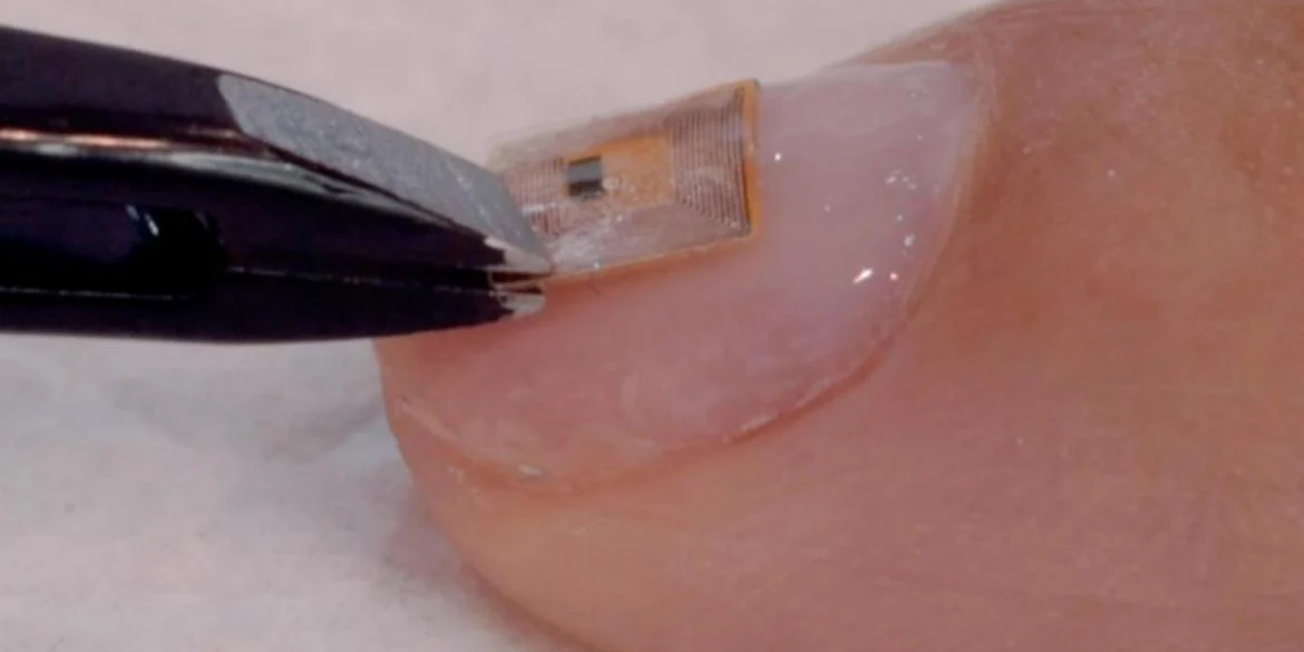 Der Chip wird auf Nägel aufgesetzt.