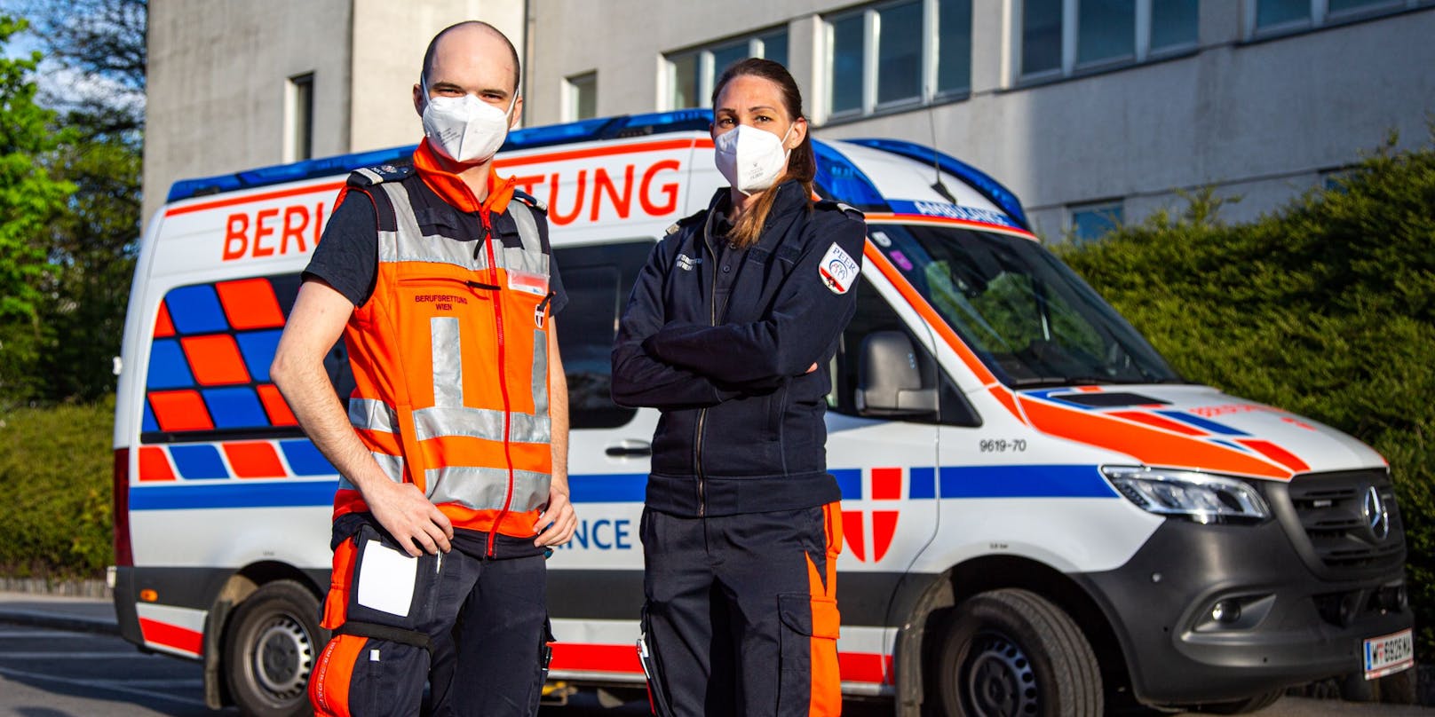 Rettungssanitäter Stefan und Sandra halfen den Kindern auf der A23 in Wien. 