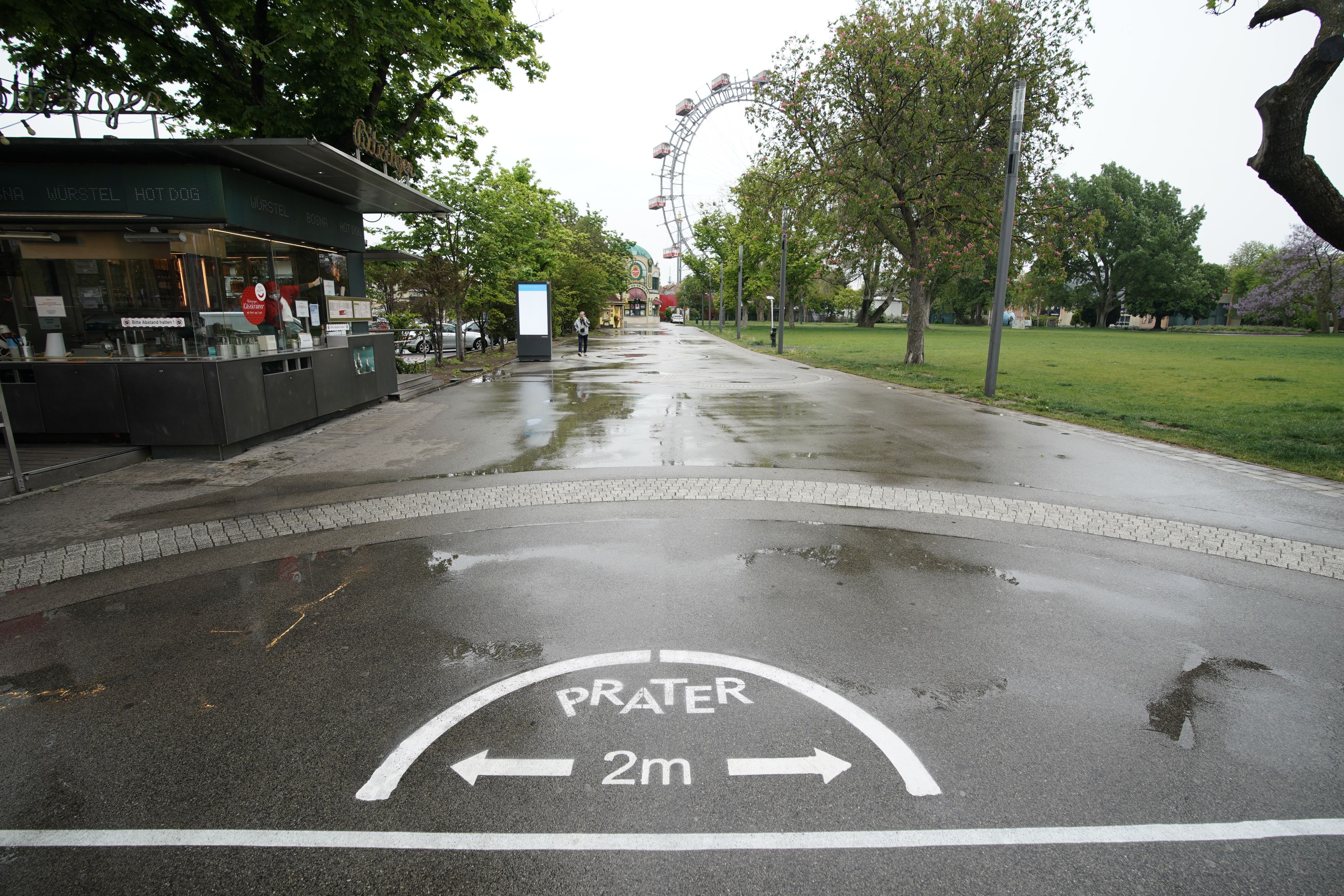 Bodenmarkierungen machen im Prater auf den Mindestabstand aufmerksam.