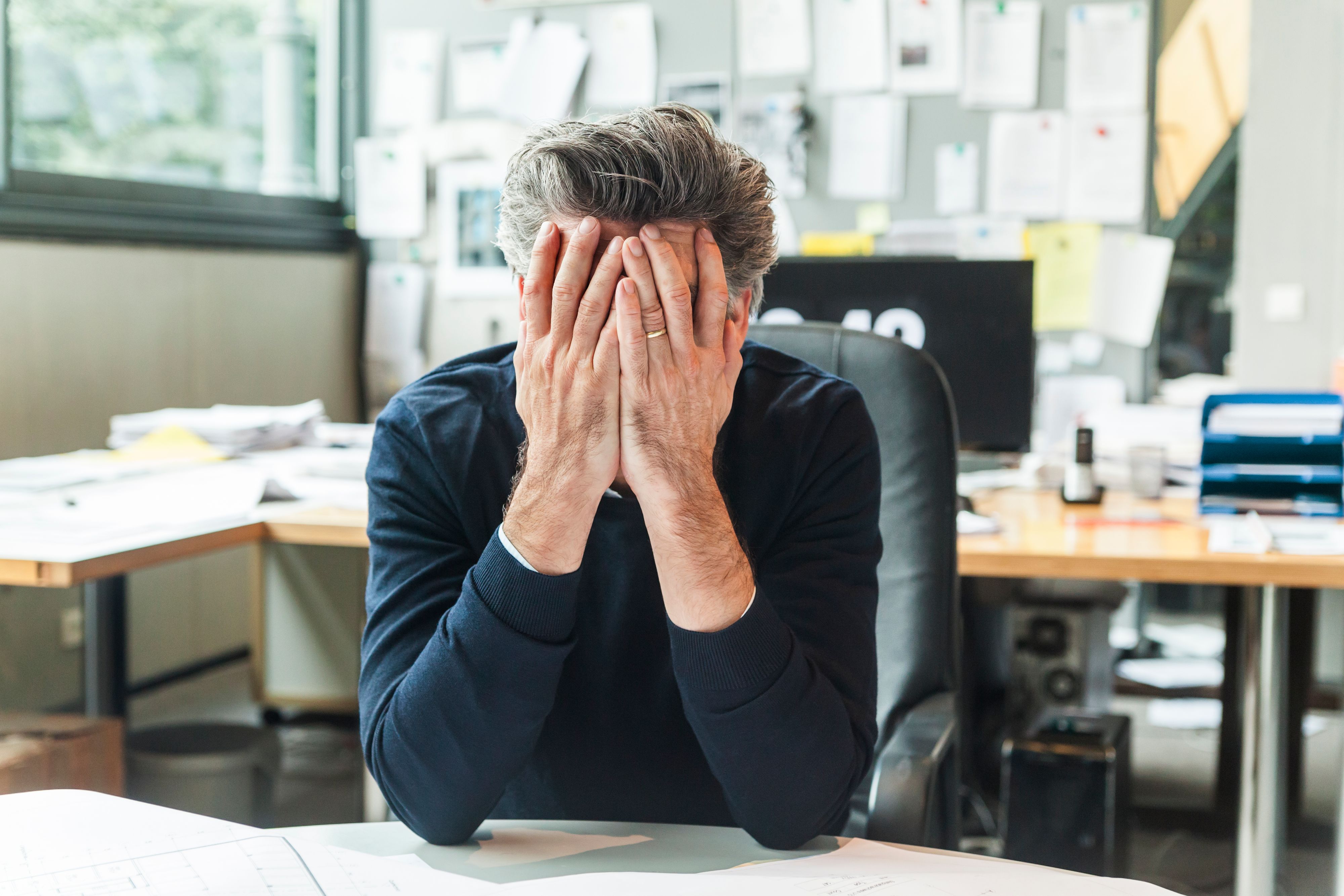Download von www.picturedesk.com am 17.05.2021 (09:04).  Mature man sitting in office with head in hands - 20161014_PD12736 - Rechteinfo: Royalty Free (RF) Model Released