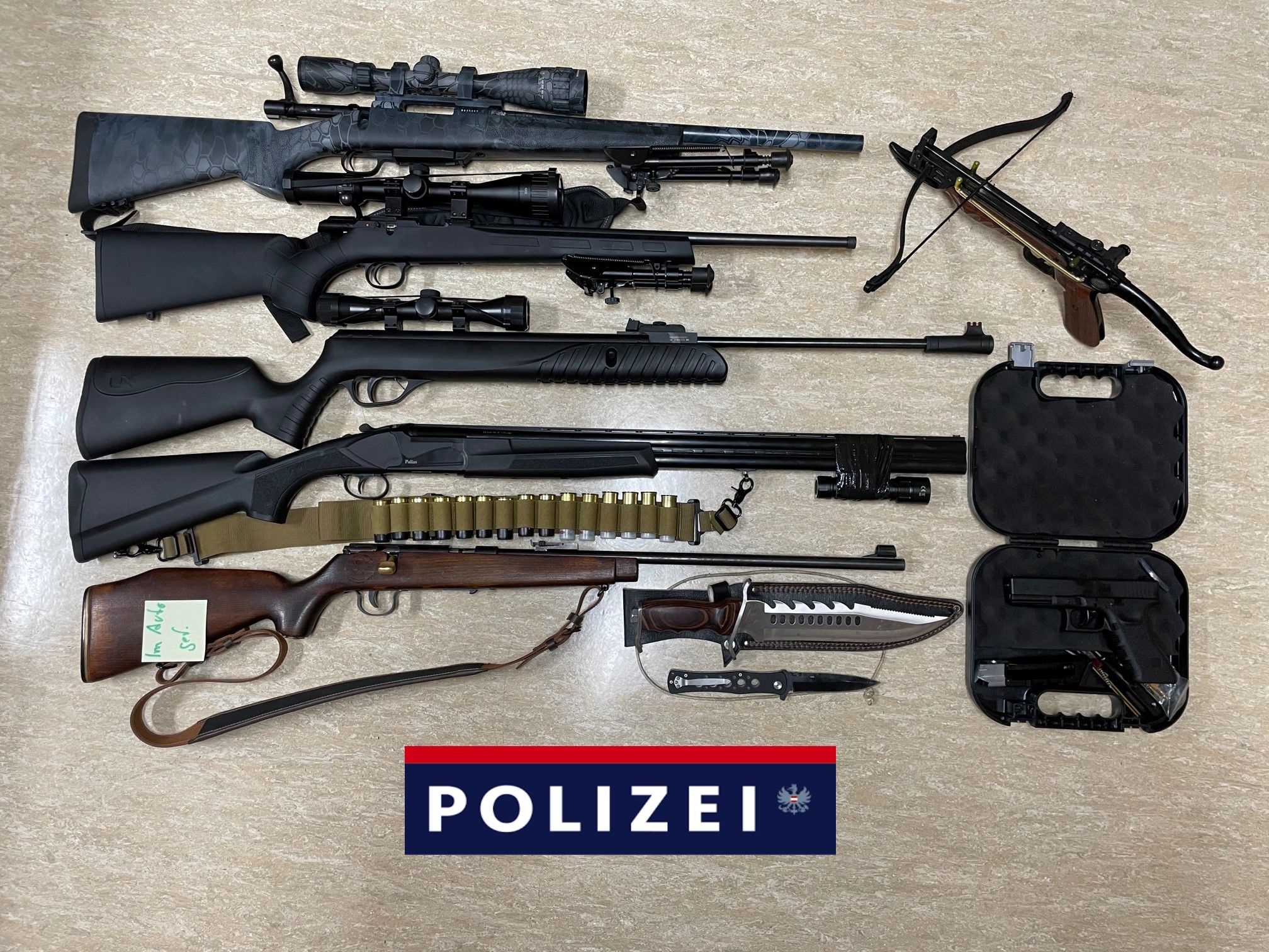 Eine Übersicht der Waffen des 20-Jährigen