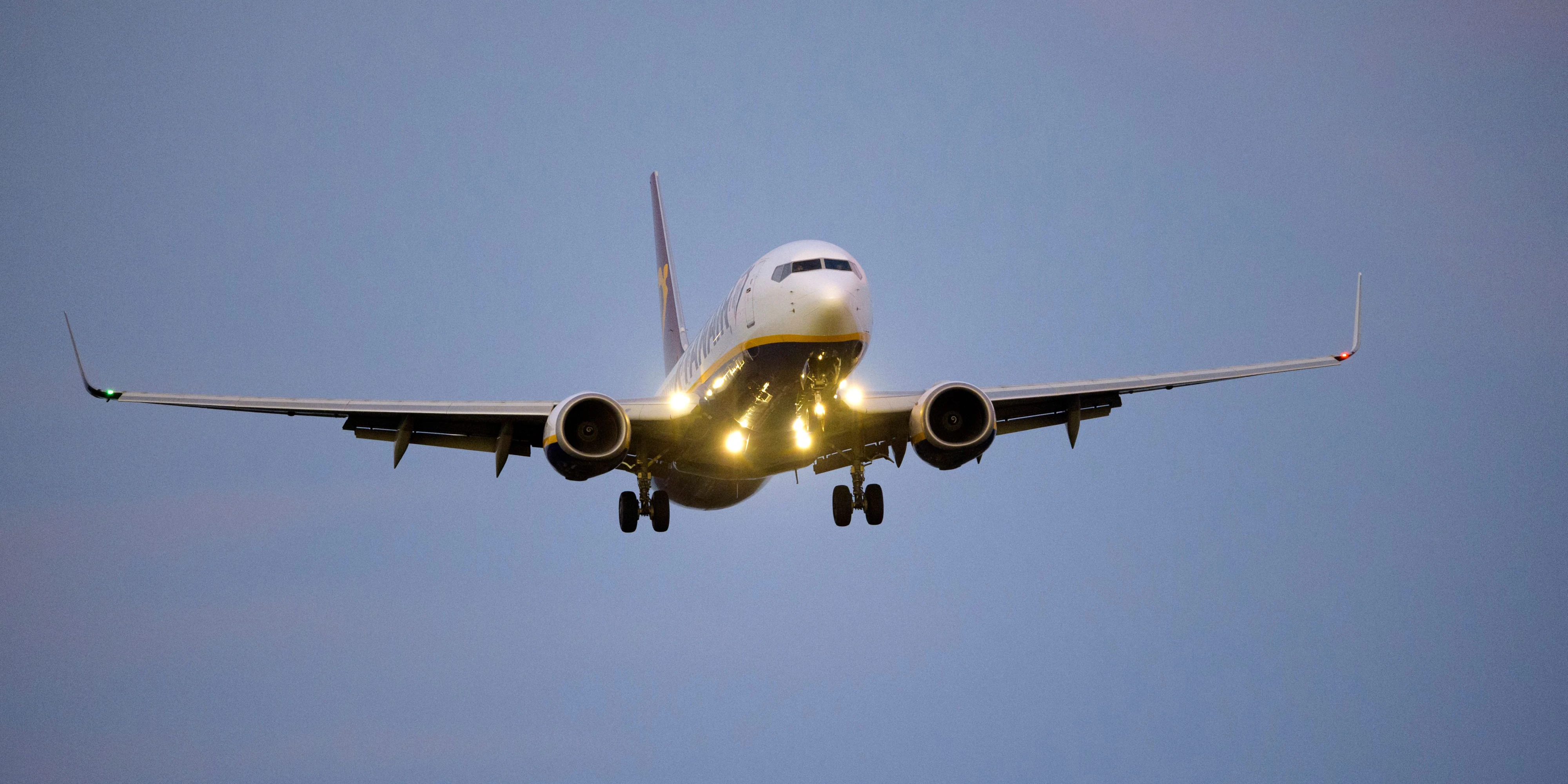 Download von www.picturedesk.com am 17.05.2021 (12:56).  02 November 2020, Brandenburg, Schönefeld: A Ryanair aircraft is on approach to Berlin Brandenburg Airport (BER). Photo: Soeren Stache/dpa-Zentralbild/ZB - 20201102_PD12583 - Rechteinfo: Rights Managed (RM)
