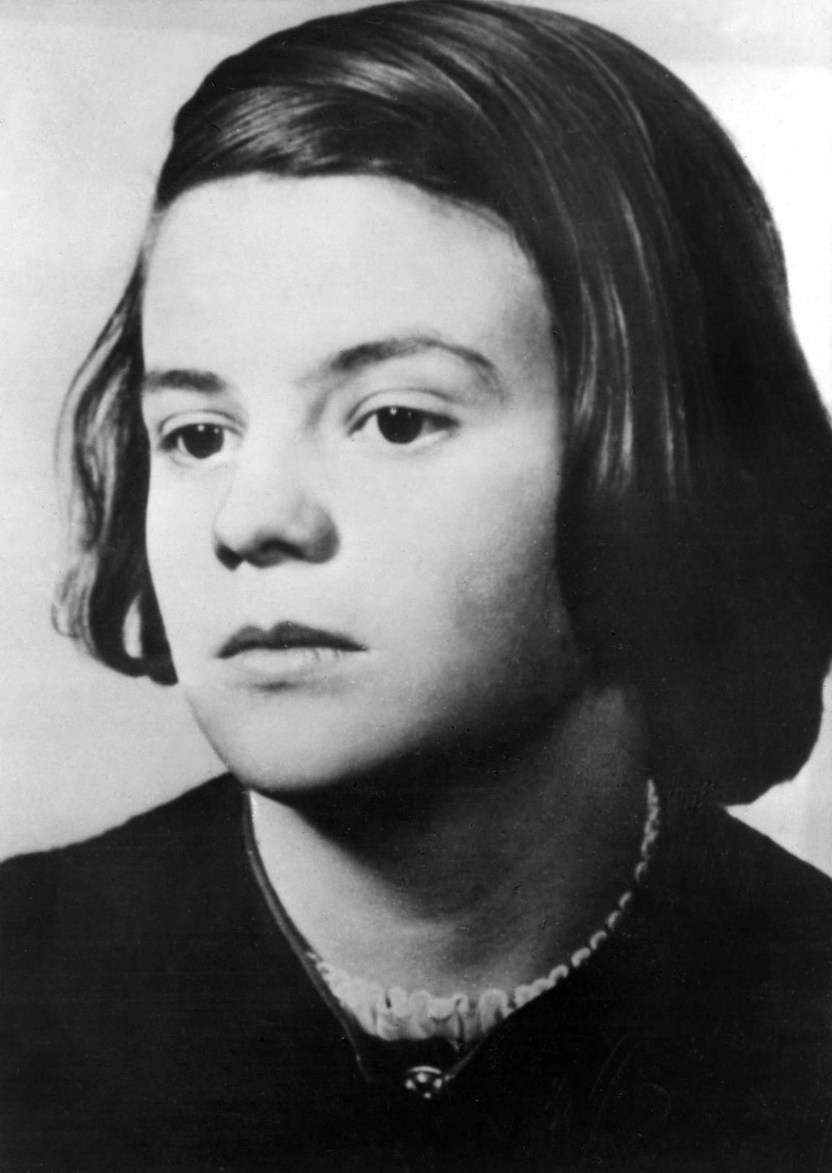 Das undatierte Foto zeigt Sophie Scholl, Mitglied der "Weißen Rose". In Flugblättern prangerte die Widerstandsgruppe die Verbrechen der Nationalsozialisten an. Nach einer Flugblattaktion am 18. Februar 1943 wurden Scholl und andere verhaftet und zum Tode verurteilt.