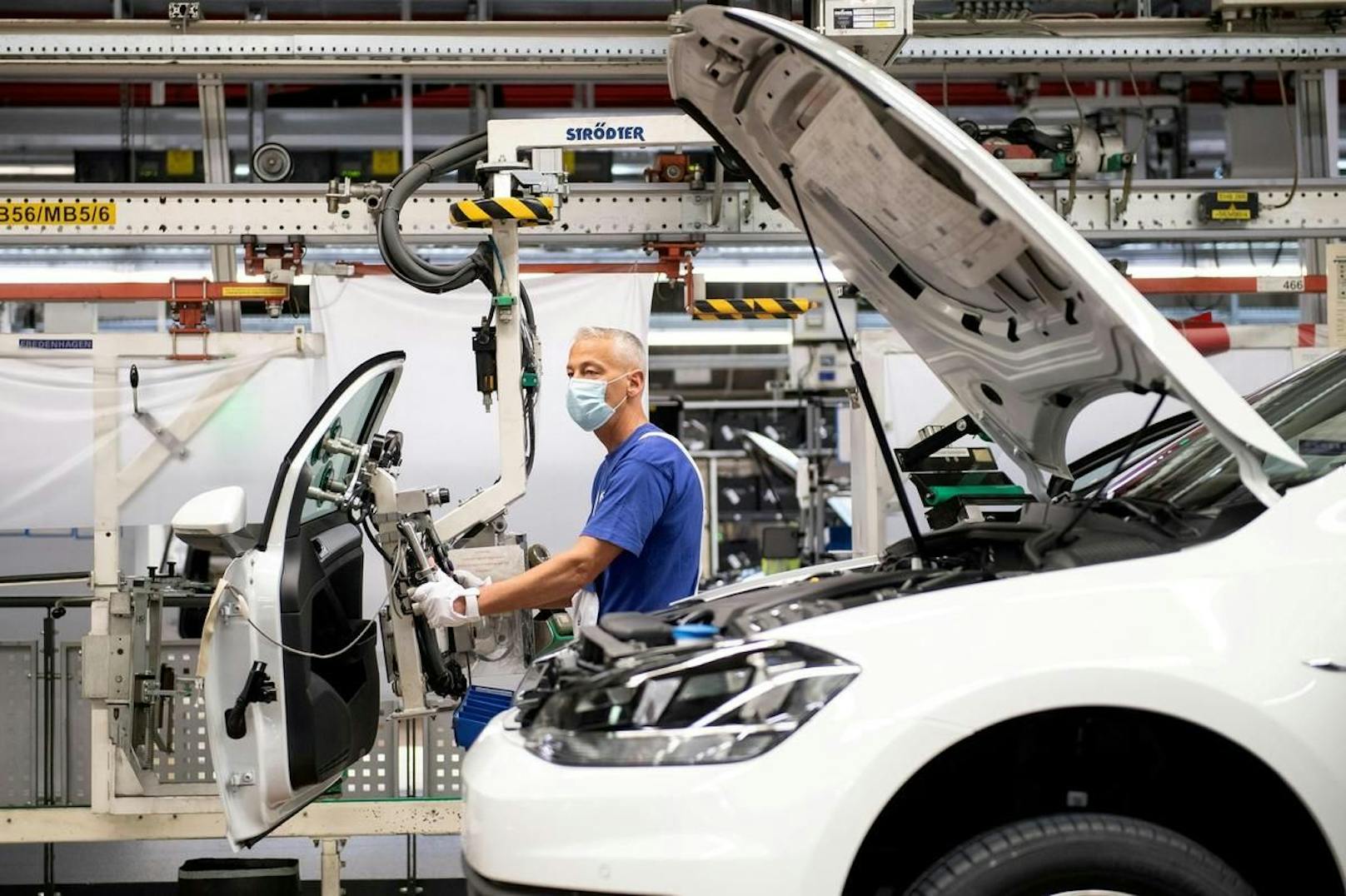 So rechnet VW mit einem Produktionsverlust von mindestens 100.000 Autos.
