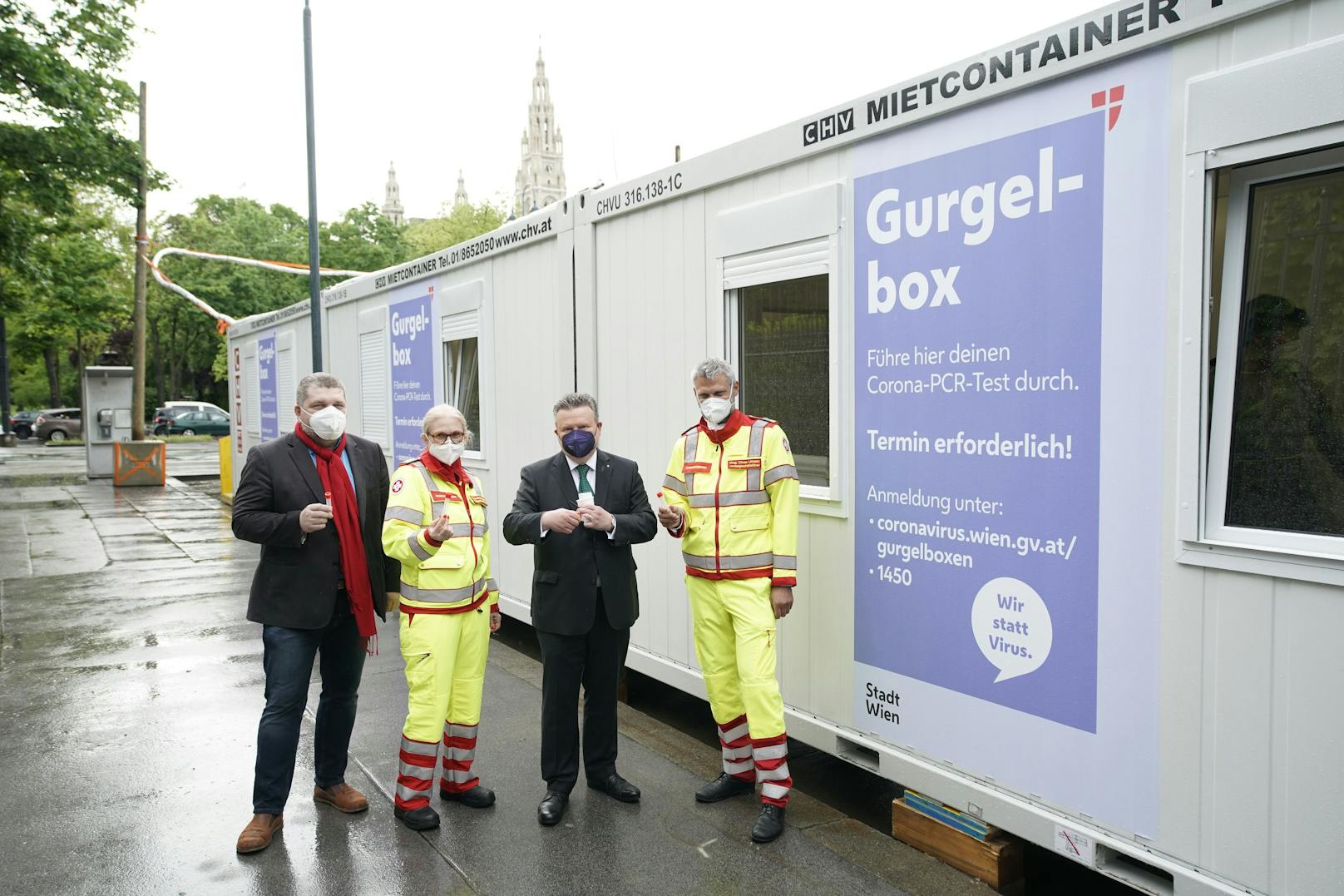 Wiens Bürgermeister Michael Ludwig (SPÖ, Zweiter von rechts) besuchte am Montag die neue Gurgelbox am Josef-Meinrad-Platz in der City.