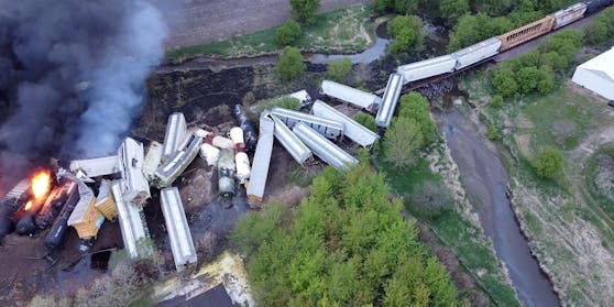 Im US-Bundesstaat Iowa ist ein Gefahrenguttransporter entgleist und explodiert.