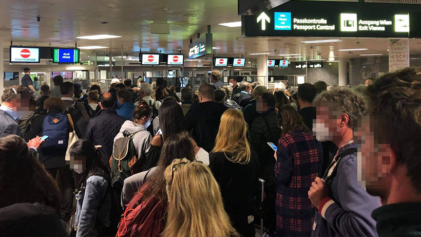 Der Andrang bei der Passkontrolle war am Sonntag groß