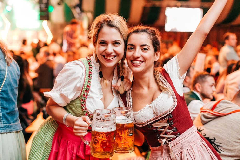 Ein echtes Dirndl ist aufwendig in der Herstellung und kostet etwas Geld. Bei Angeboten für 100 Euro werden meist an der Qualität Abstriche gemacht.