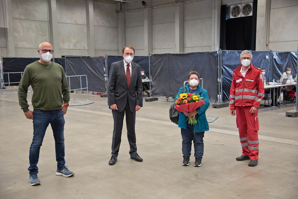 Der Sicherheitsbeauftragte der Stadt St. Pölten Peter Puchner, Bürgermeister Matthias Stadler, Monika Hofbauer, bei der die Hunderttausenste Testung durchgeführt wurde und der Bezirksstellenleiter des Roten Kreuzes Werner Schlögl.
