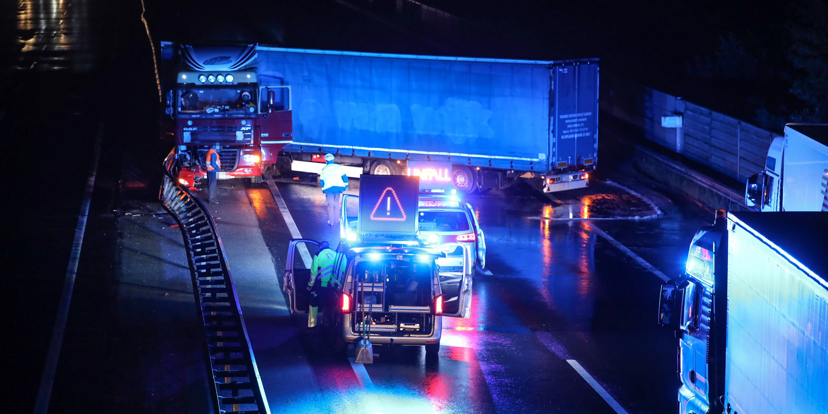 Der Lkw stand quer über die Fahrbahn.