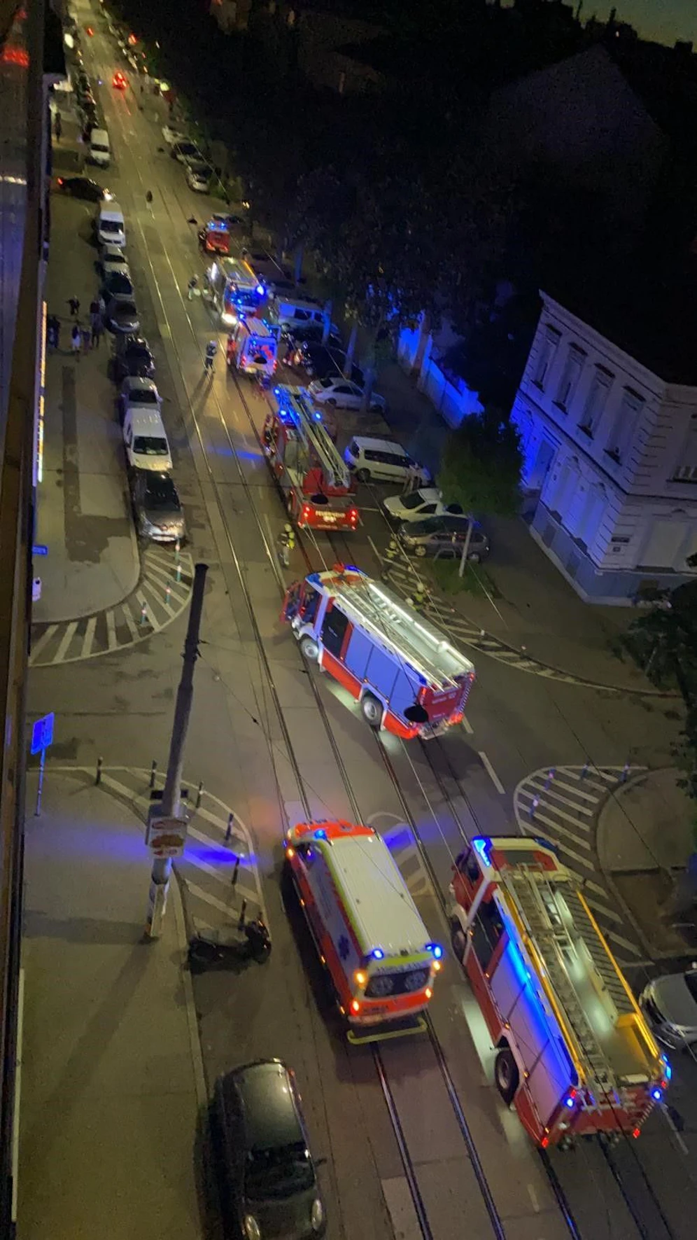 Zahlreiche Einsatzkräfte standen Montagabend in Wien-Favoriten im Einsatz.