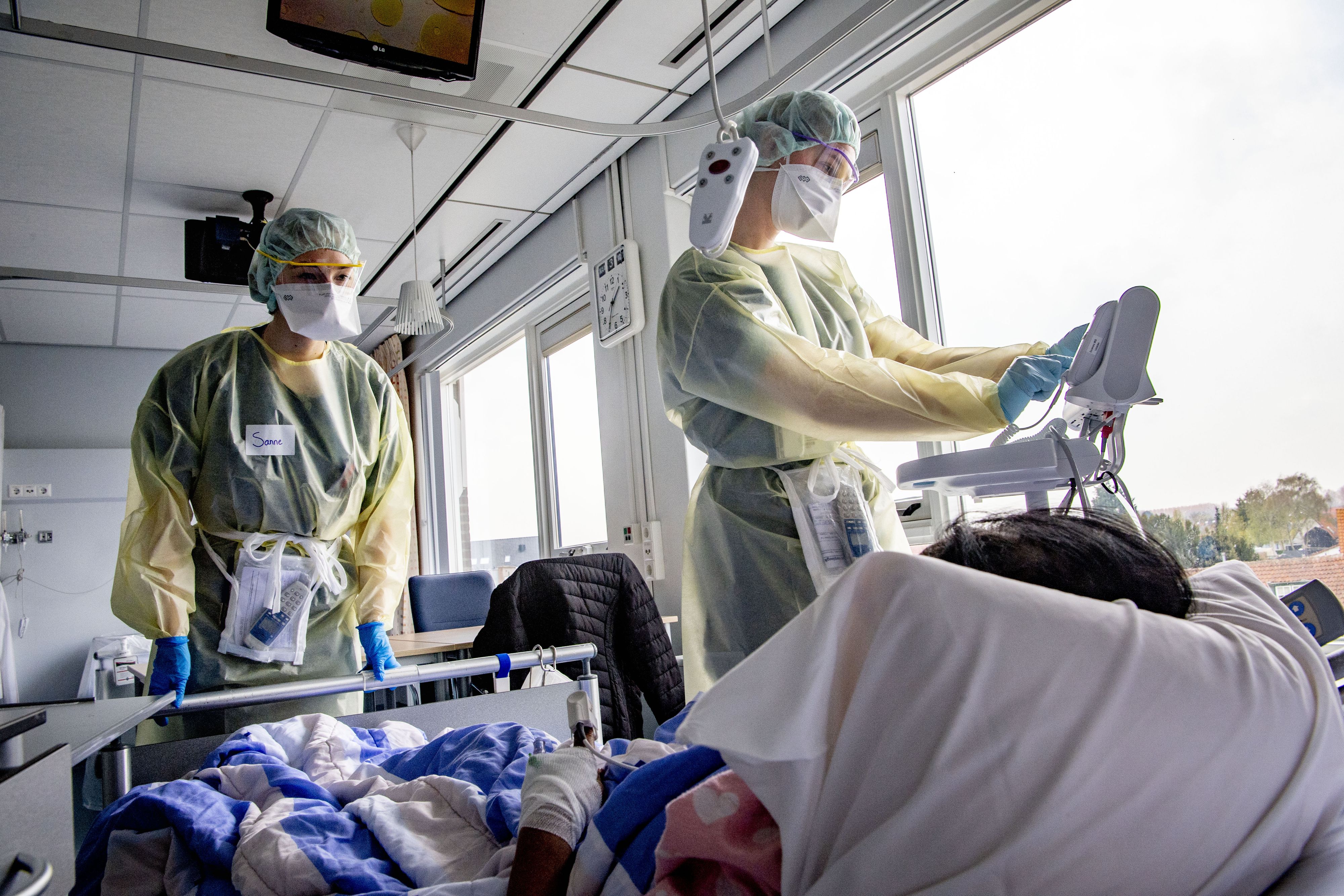 Download von www.picturedesk.com am 17.05.2021 (11:47).  ACT action_32596028 -- DIRKSLAND - The special corona department at Van Weel-Bethesda Hospital during the third wave where corona patients are cared for by nurses. Every day new corona patients arrive at the hospital. The corona crisis has made hospitals very busy. People are afraid of code black and th netherlands at means that not everyone can be helped in the IC. Robin Utrecht - 20210503_PD8887 - Rechteinfo: Rights Managed (RM)