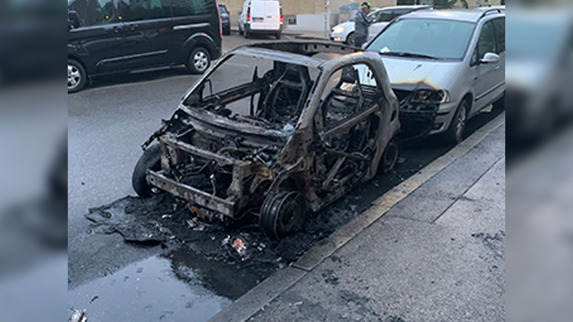 Das Auto brannte komplett ab.