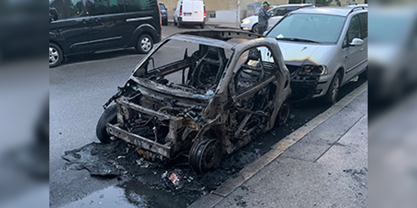 Das Auto brannte komplett aus.