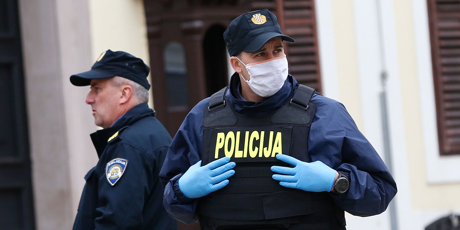 Download von www.picturedesk.com am 17.05.2021 (10:03).  Police officers stand near the site of shooting in Zagreb, Croatia, Monday Oct. 12, 2020. A gunman on Monday shot and wounded a police officer outside the Croatian government headquarters in the capital, Zagreb, before killing himself, police said. The shooting happened around 8 a.m. at Trg Svetog Marka, or St. Mark's Square, which hosts the Croatian parliament building and other other important state institutions. (AP Photo/Darko Bandic) - 20201012_PD0936 - Rechteinfo: Rights Managed (RM)