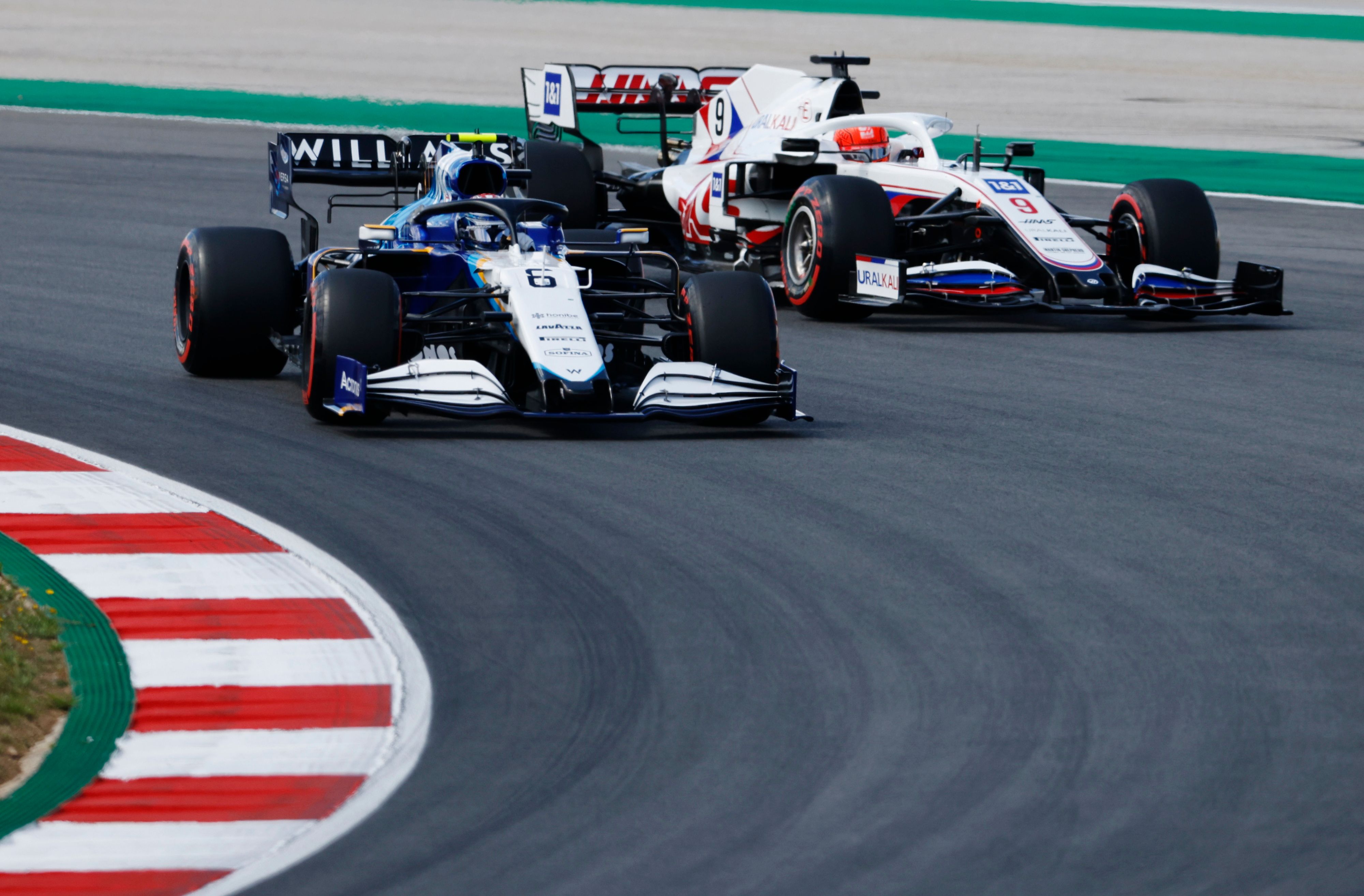 F1 Insights powered by AWS helfen FORMEL 1-Fans dabei, sekundenschnelle Entscheidungen auf der Rennstrecke zu verstehen.