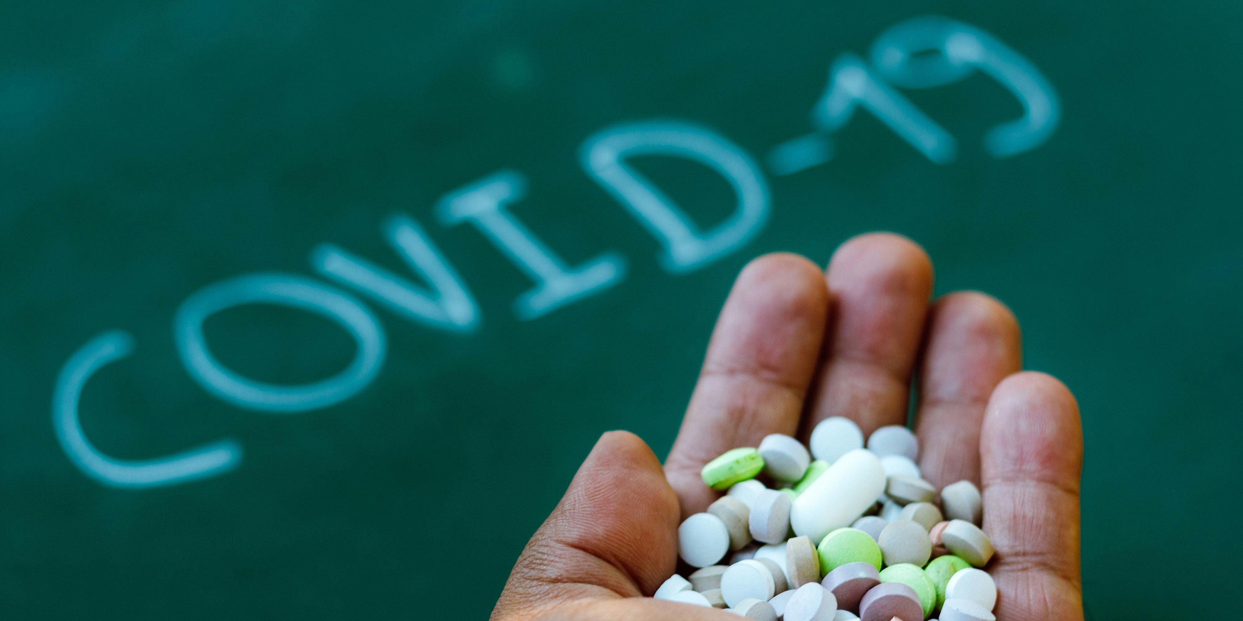 Download von www.picturedesk.com am 17.05.2021 (10:30).  April 10, 2020, Brazil: In this photo illustration a patient's hand holds pharmaceutical pills with a COVID-19 (coronavirus) inscription on the background. - 20200410_PD7823 - Rechteinfo: Rights Managed (RM)