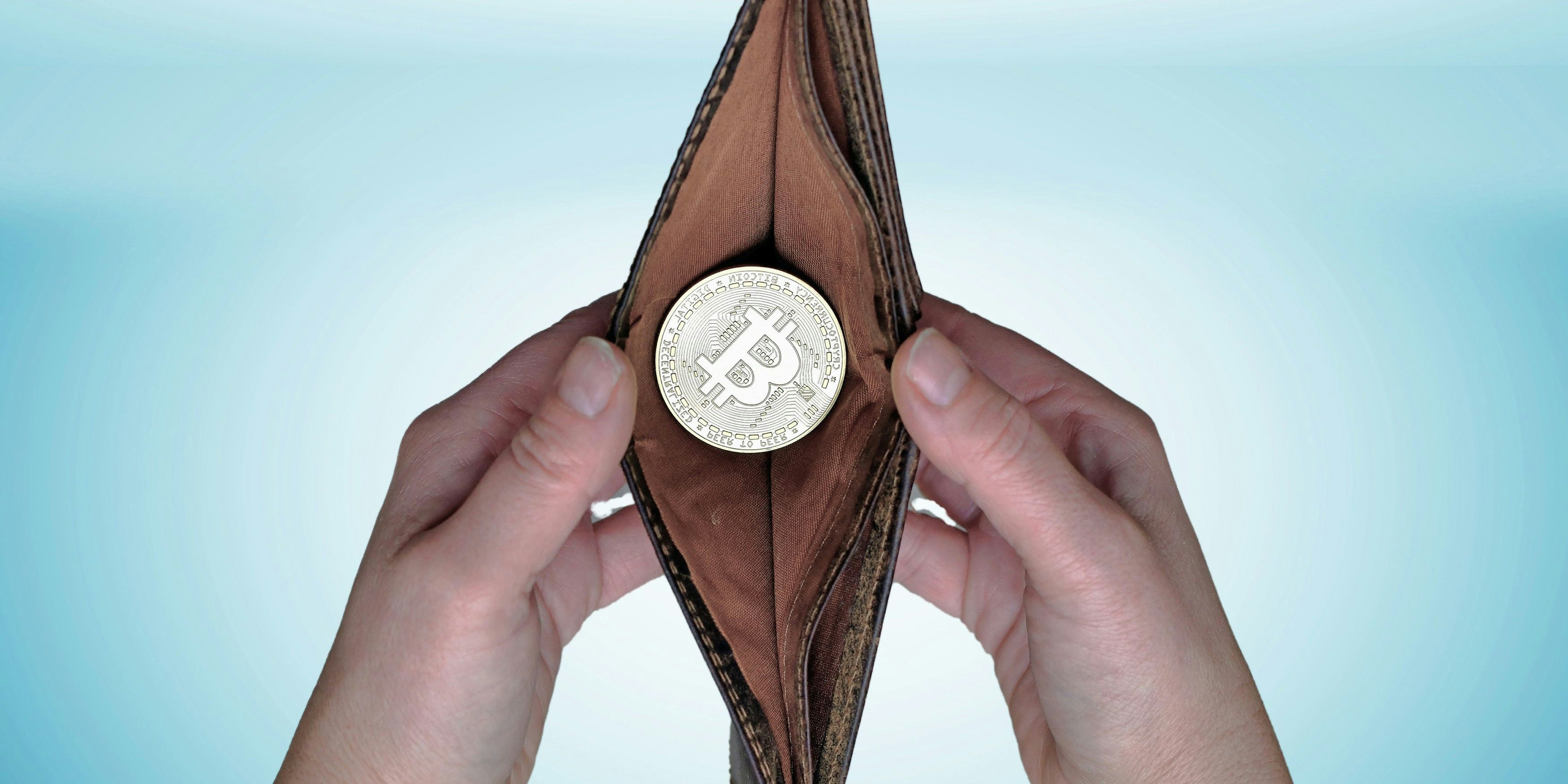 Download von www.picturedesk.com am 17.05.2021 (11:14).  SYMBOLBILD - Bitcoin (BTC) ist der Pionier unter den Kryptowährungen. Es ist eine dezentrale, zensurresistente, digitale Währung auf Basis der Blockchain-Technologie. Sie wird von keinem Staat und keiner Zentralbank reguliert. Sie ist inflationssicher, da der Erfinder Satoshi Nakamoto die absolute Menge auf 21 Millionen begrenzt hat. Hand hält eine Geldbörse mit einer Bitcoin Münze, Blauer Hintergrund // Bitcoin (BTC) is the pioneer among cryptocurrencies. It is a decentralized, censorship-resistant digital currency based on blockchain technology. It is not regulated by any government or central bank. It is inflation-proof, as the inventor Satoshi Nakamoto limited the absolute amount to 21 million. Image Shows: Bitcoin coins, blue background. EXPA Pictures © 2021, PhotoCredit: EXPA/ Eibner-Pressefoto/ Lakomski *****ATTENTION - OUT of GER***** - 20210322_PD7746 - Rechteinfo: Rights Managed (RM)