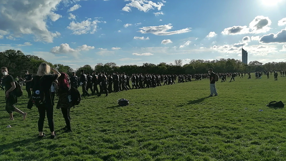 Polizeiaufmarsch bei einem Demo-Rave in der Donaustadt.