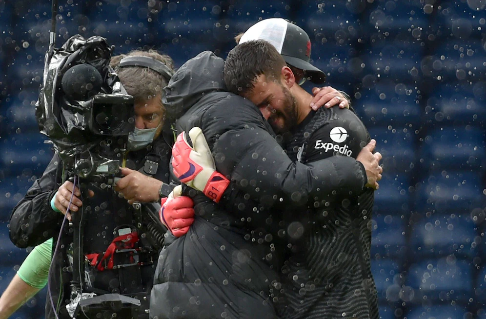 Liverpool-Keeper Alisson weint sich bei Coach Jürgen Klopp aus