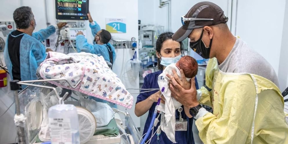 Ein Vater mit seinem neugeborenen Kind.