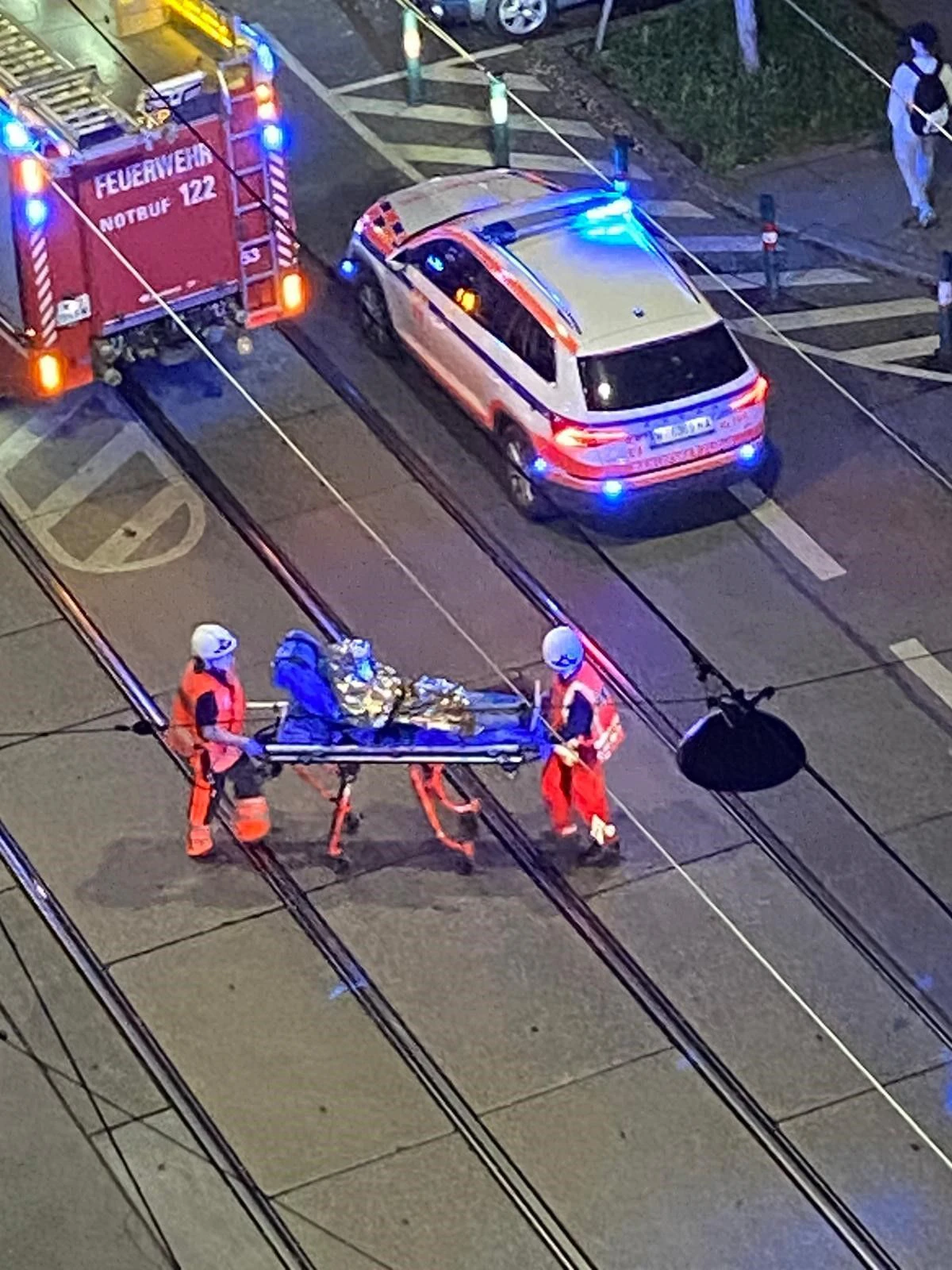 Einsatzkräfte von Rettung und Feuerwehr auf der Quellenstraße.